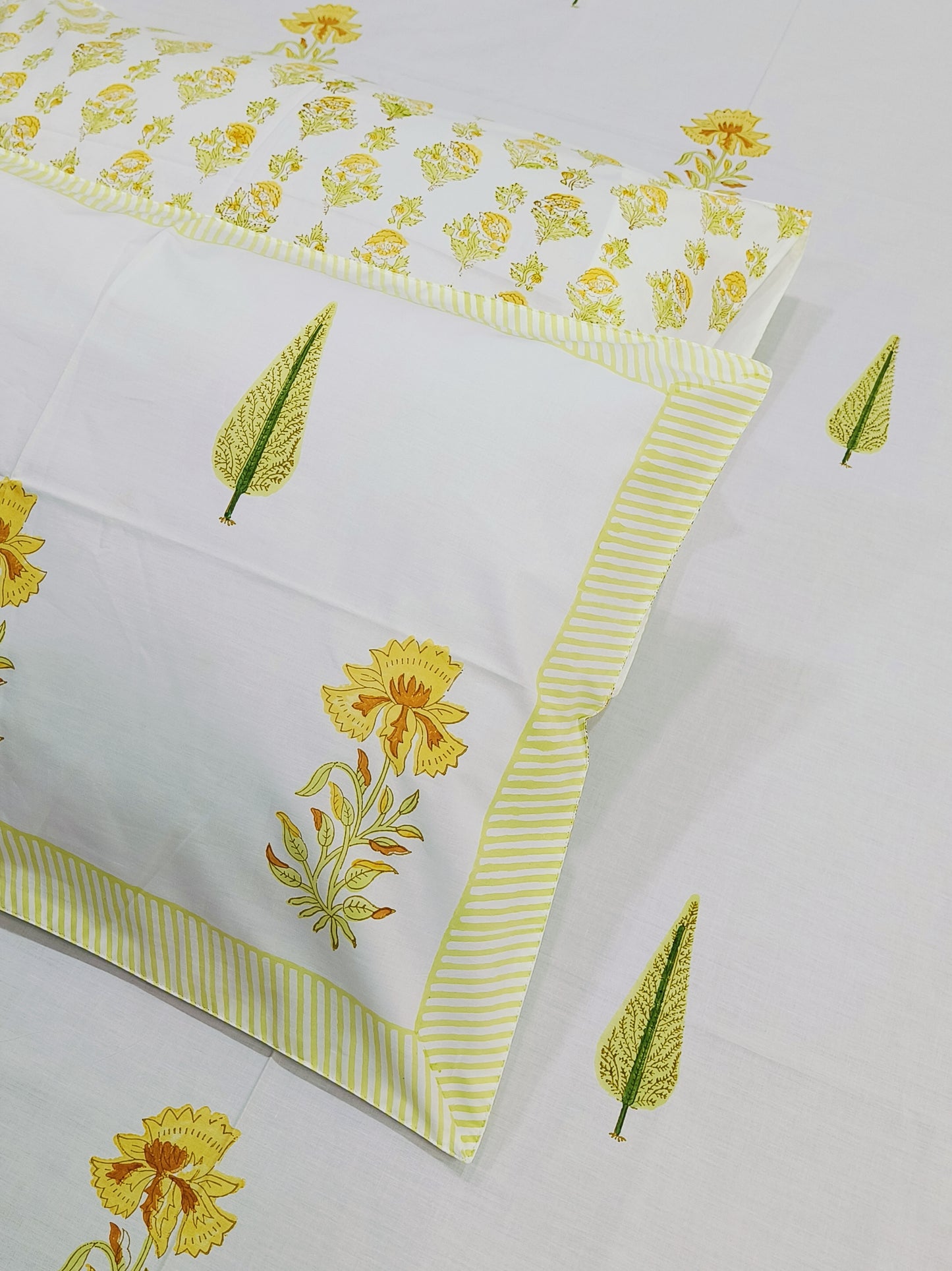 Bedsheet With King Size Pillow Cases