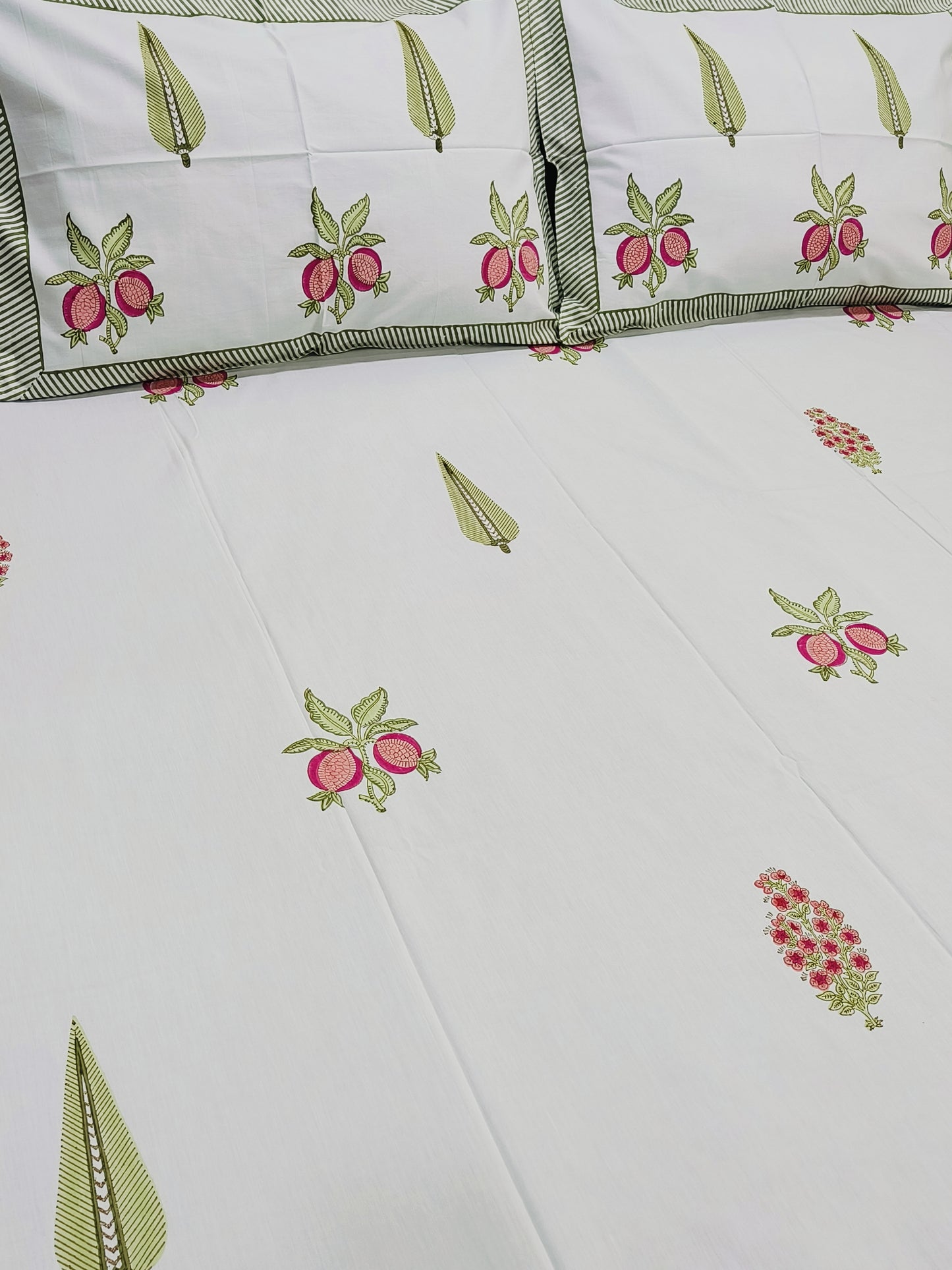 Bedsheet With King Size Pillow Cases