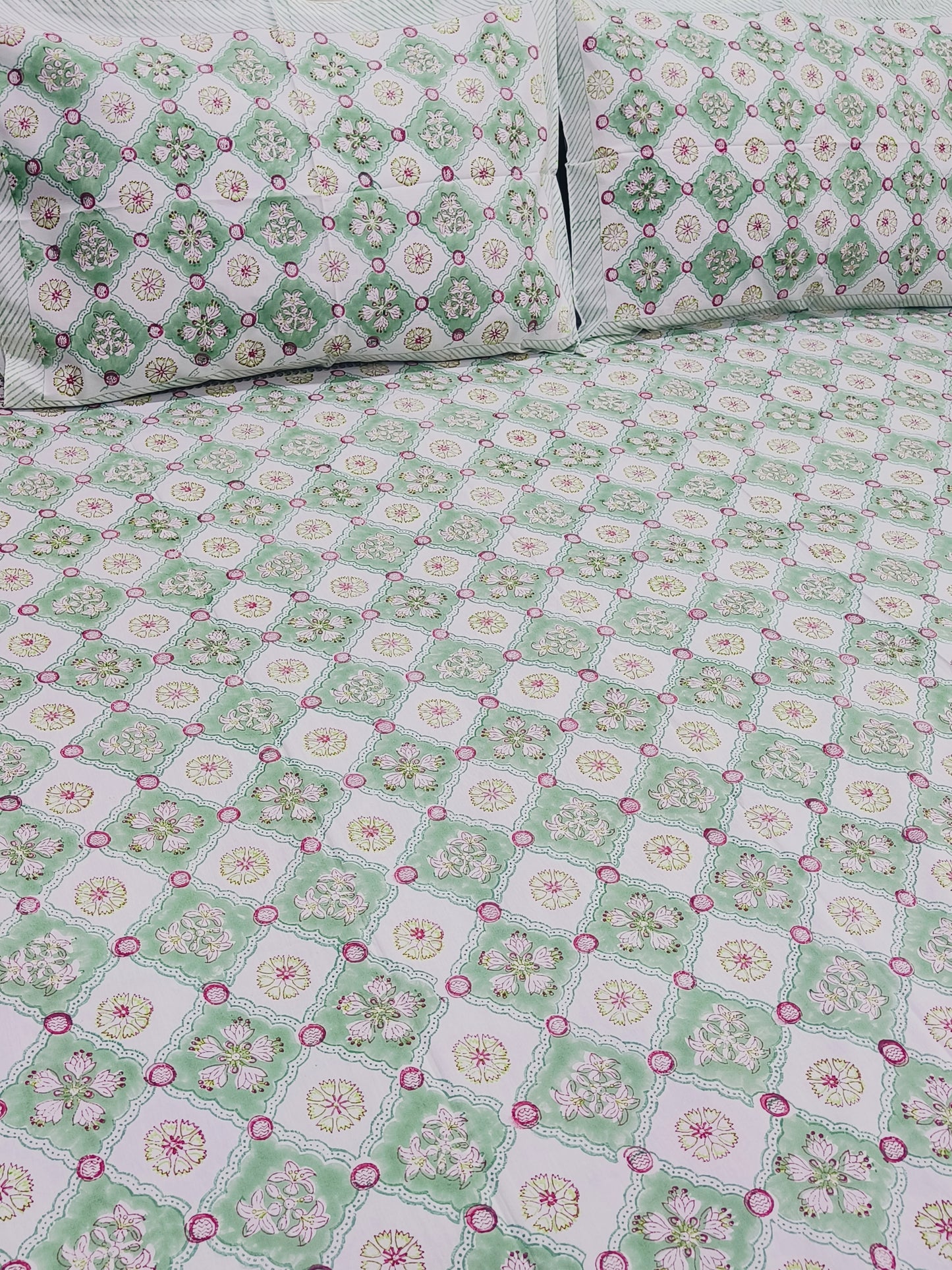Bedsheet With King Size Pillow Cases