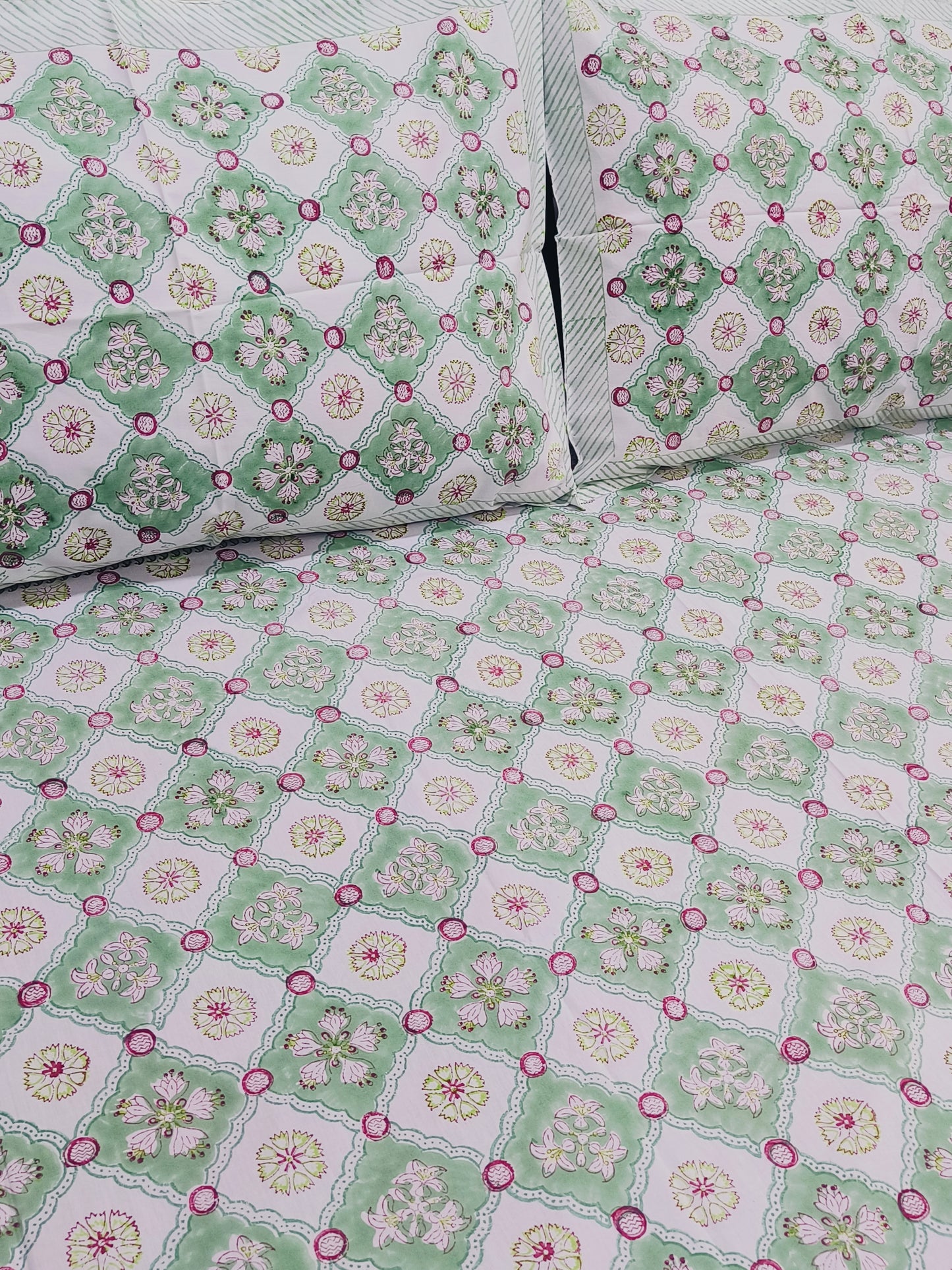 Bedsheet With King Size Pillow Cases