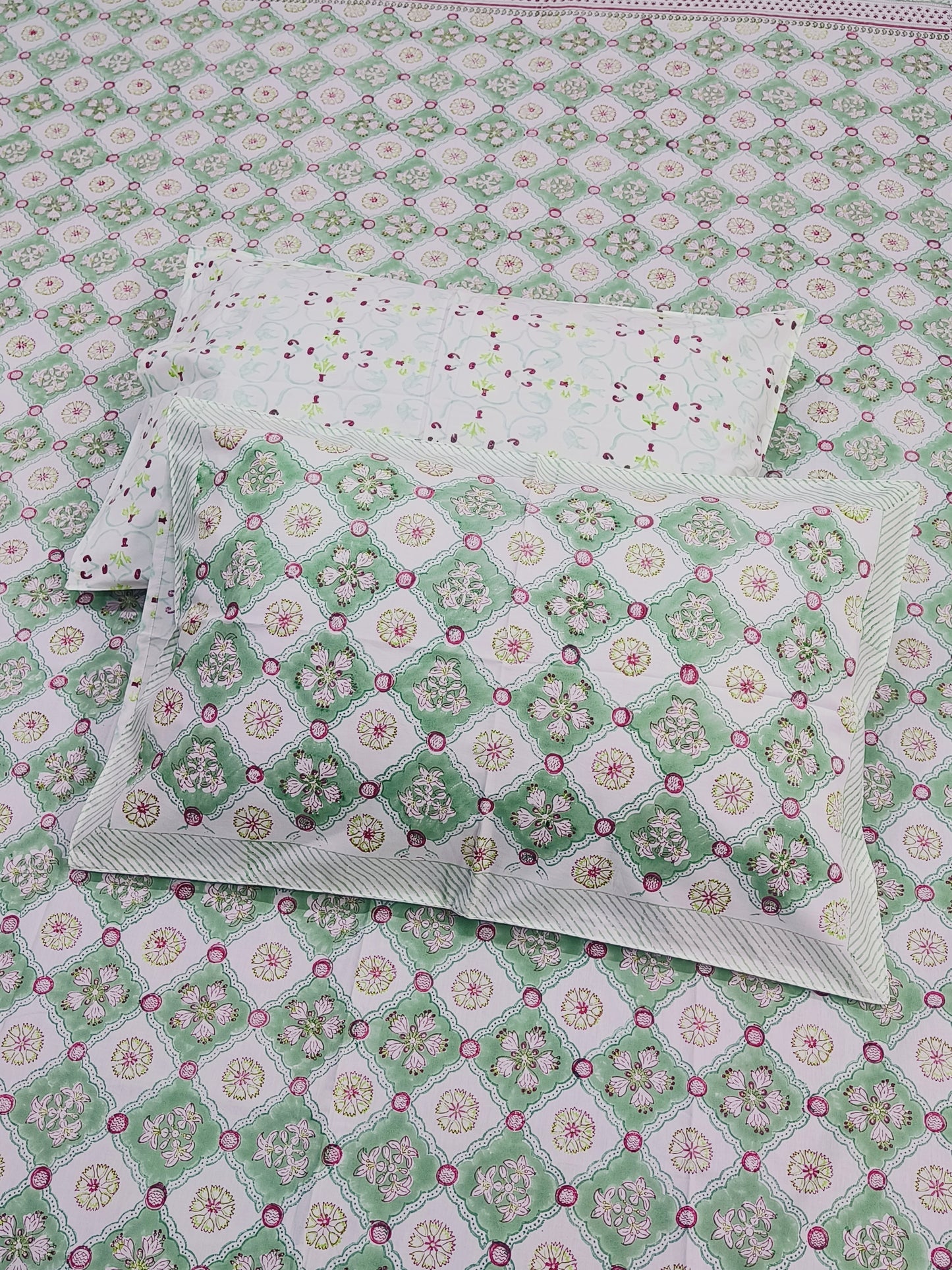 Bedsheet With King Size Pillow Cases