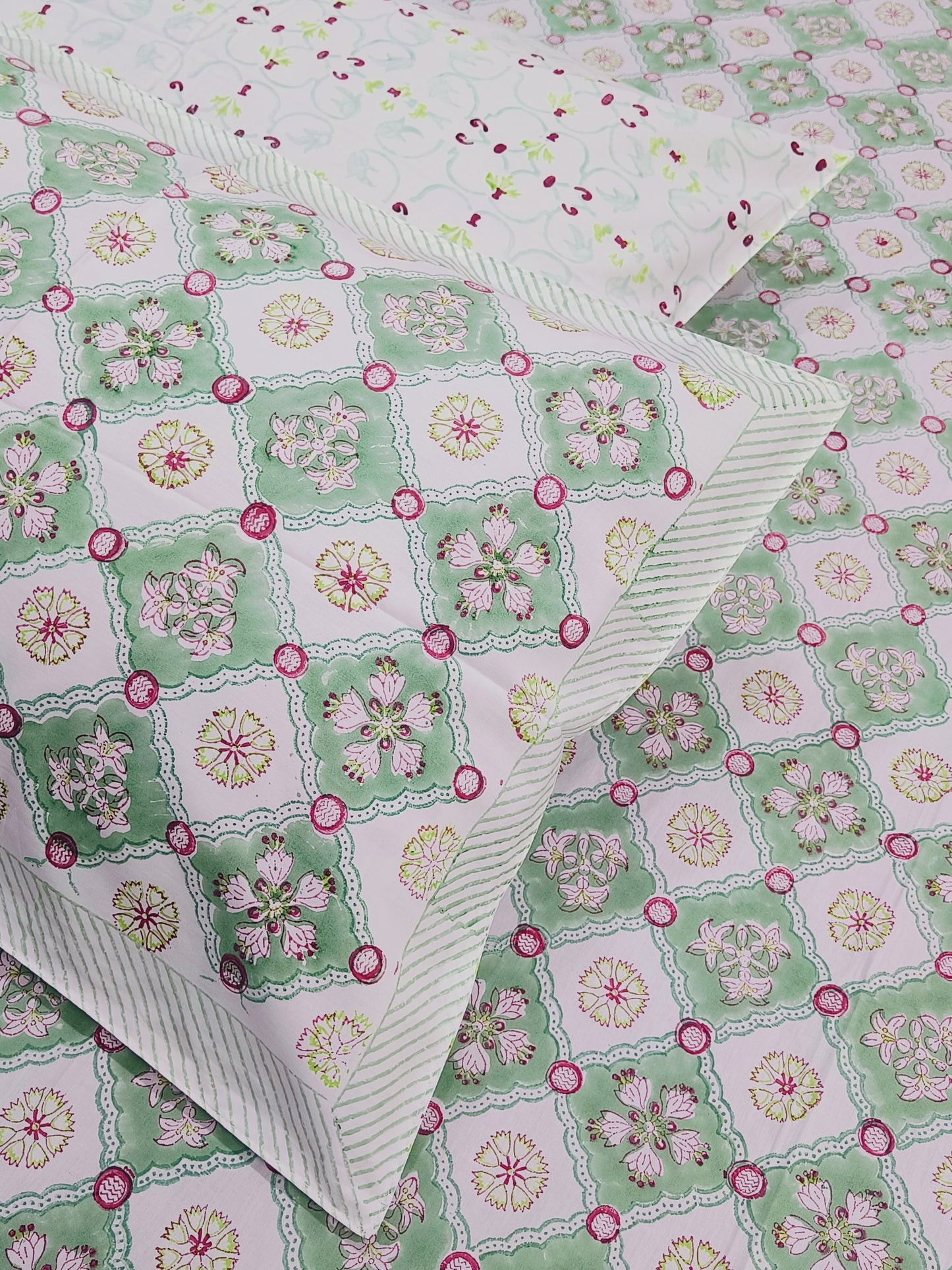 Bedsheet With King Size Pillow Cases