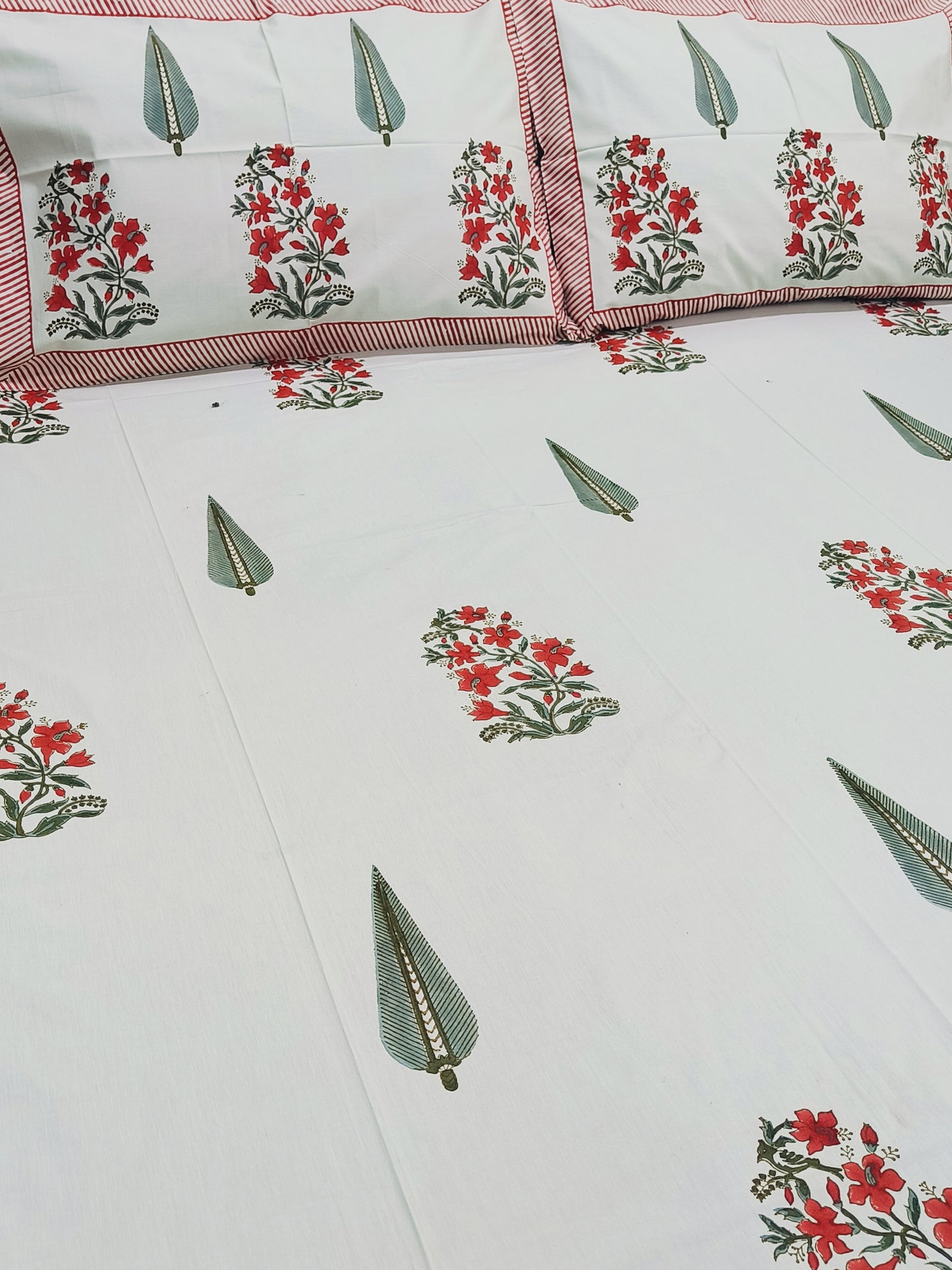 Bedsheet With King Size Pillow Cases