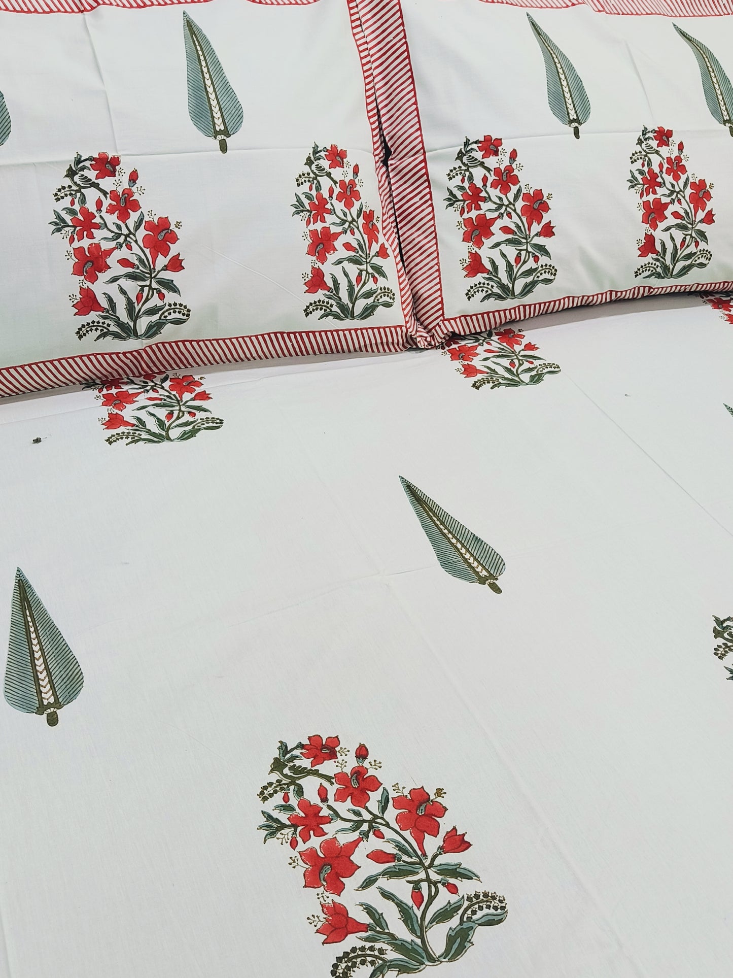 Bedsheet With King Size Pillow Cases