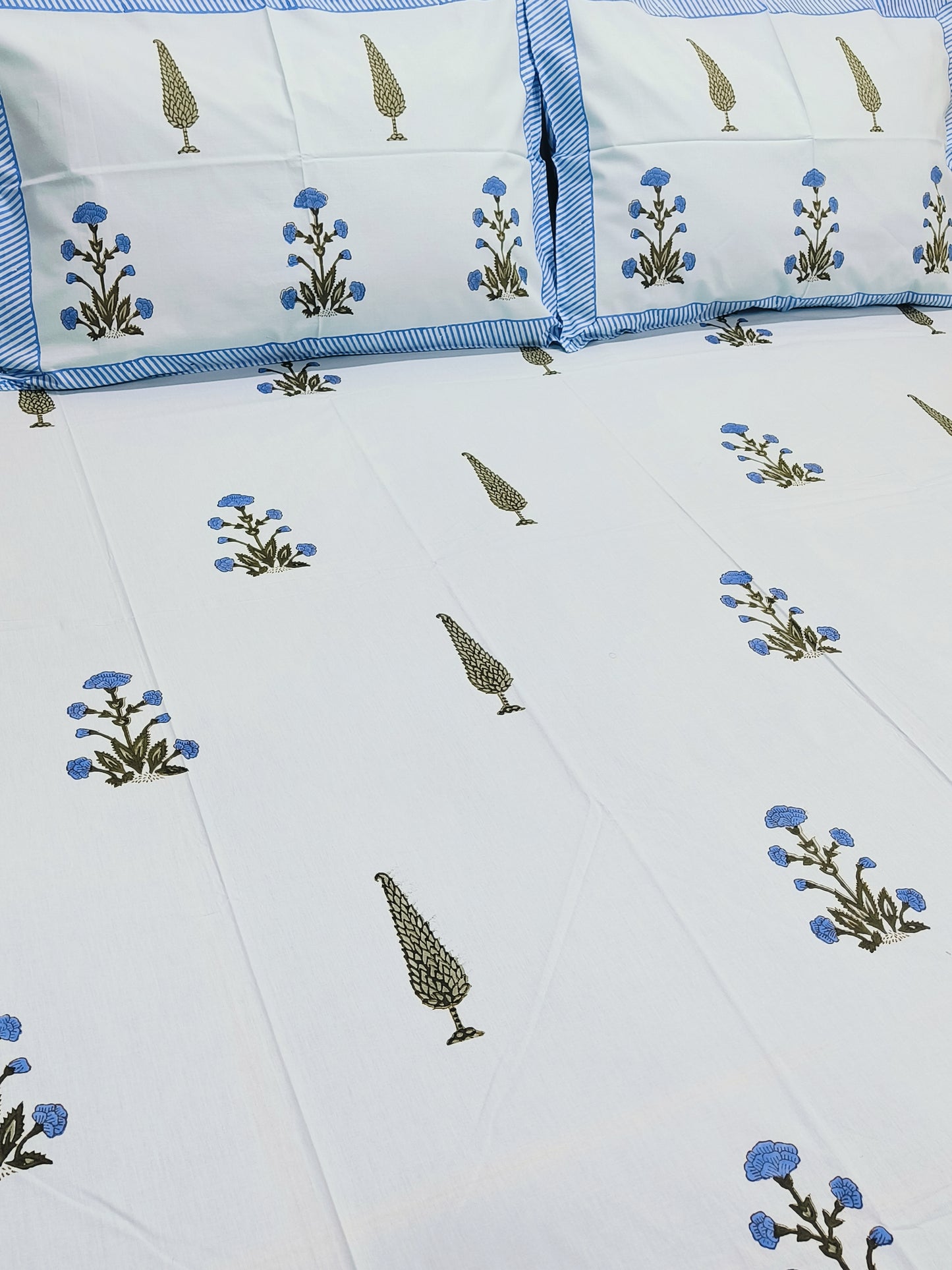 Bedsheet With King Size Pillow Cases