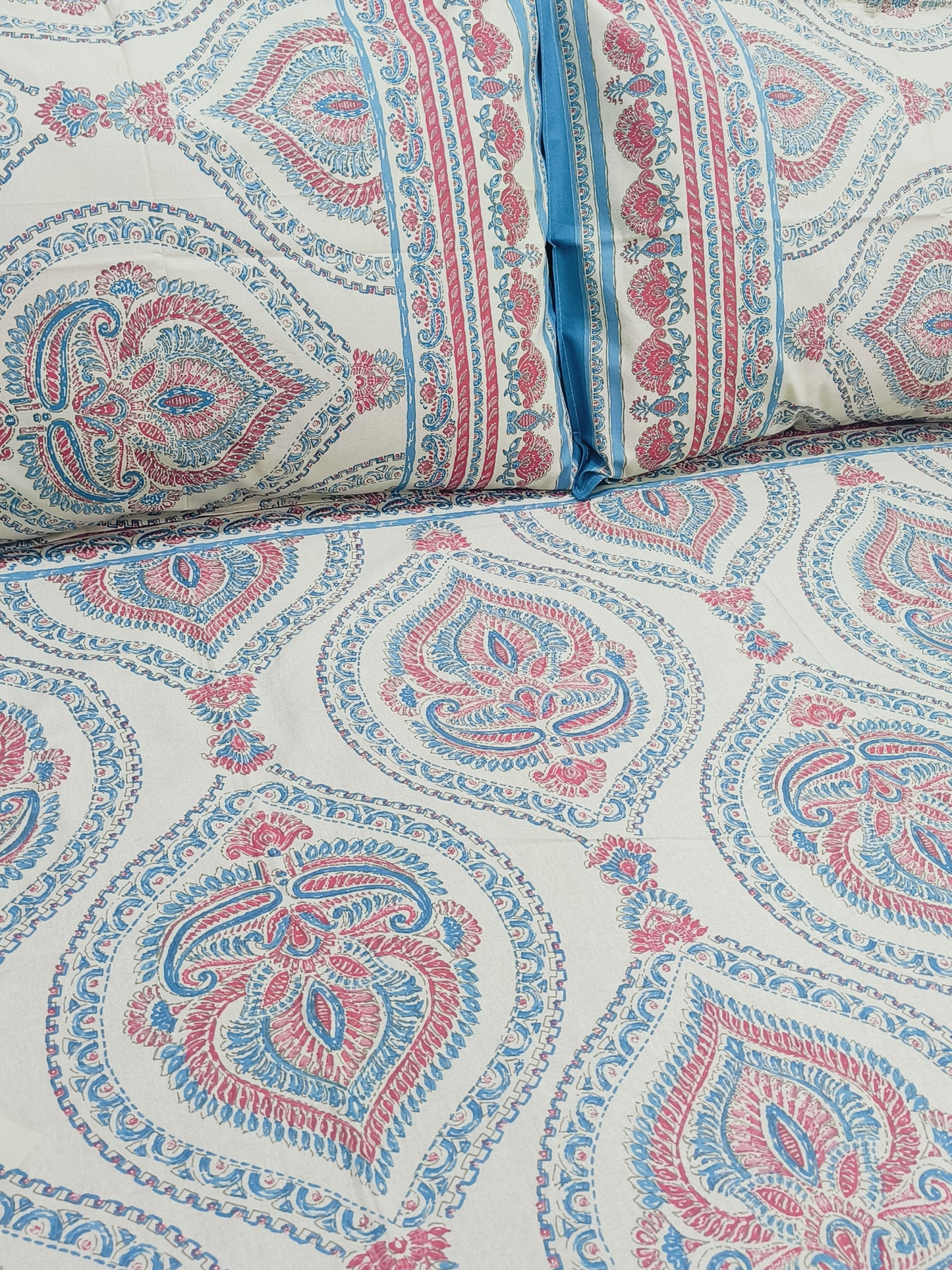 Bedsheet With King Size Pillow Cases