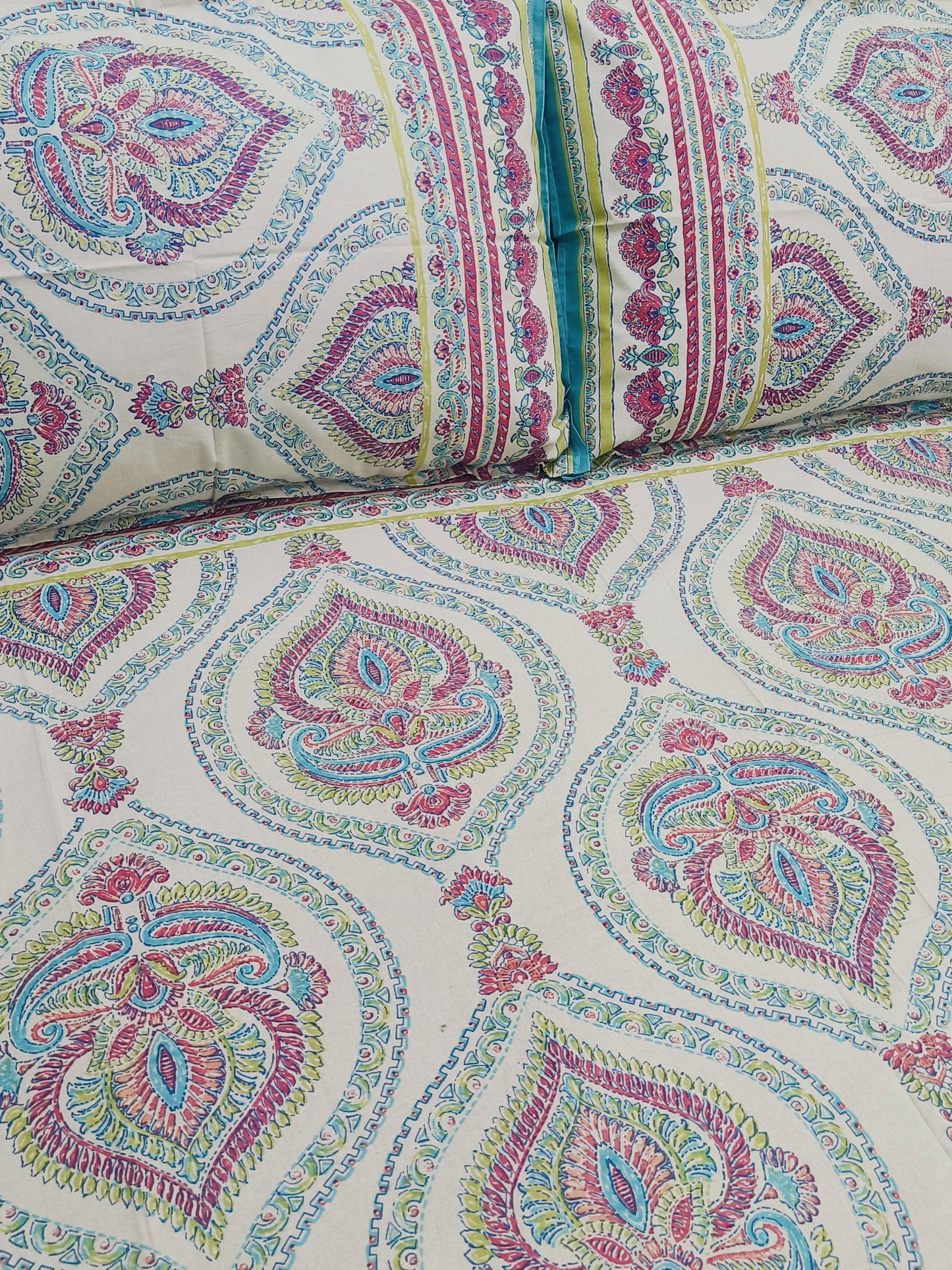 Bedsheet With King Size Pillow Cases