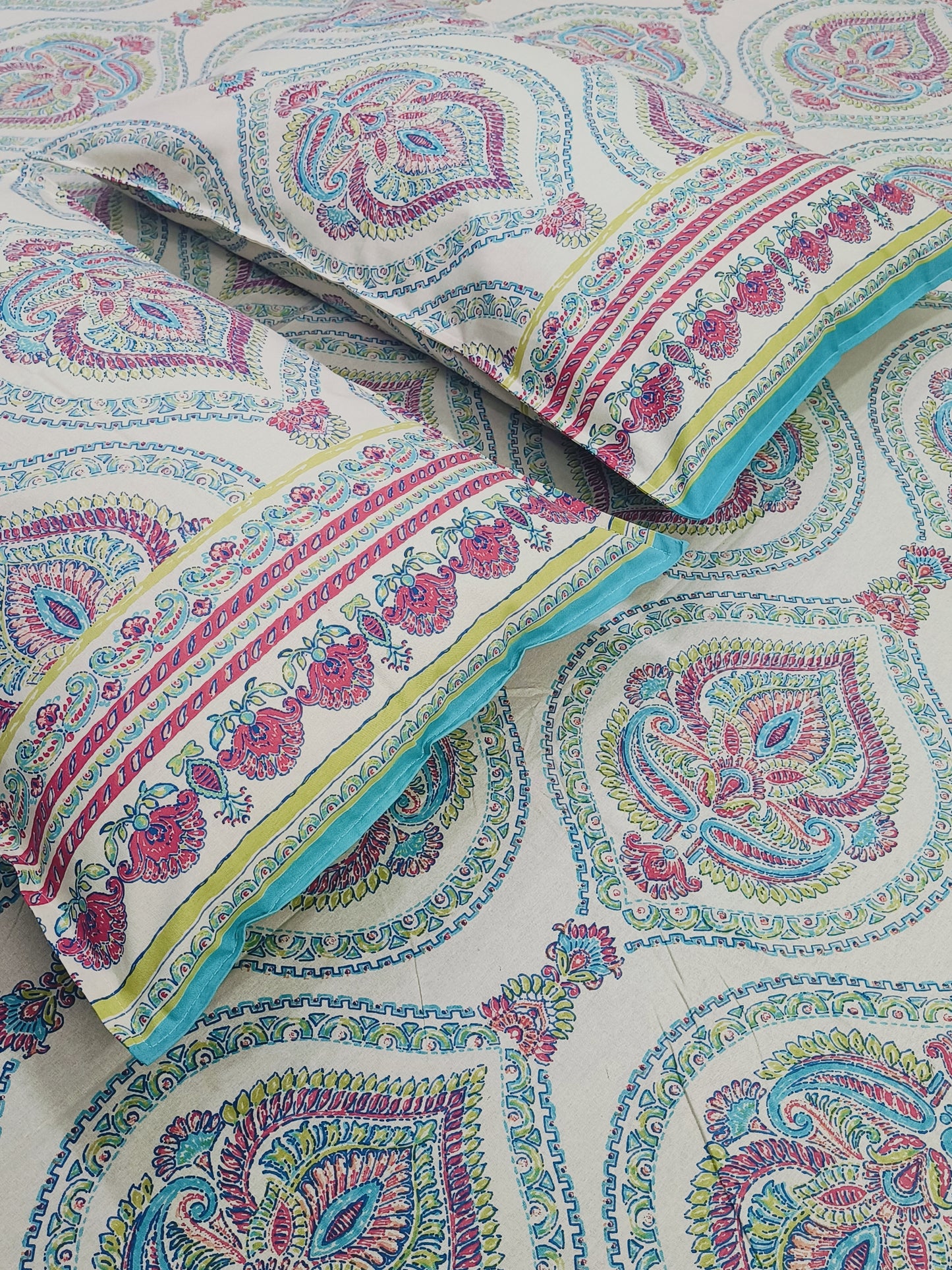 Bedsheet With King Size Pillow Cases