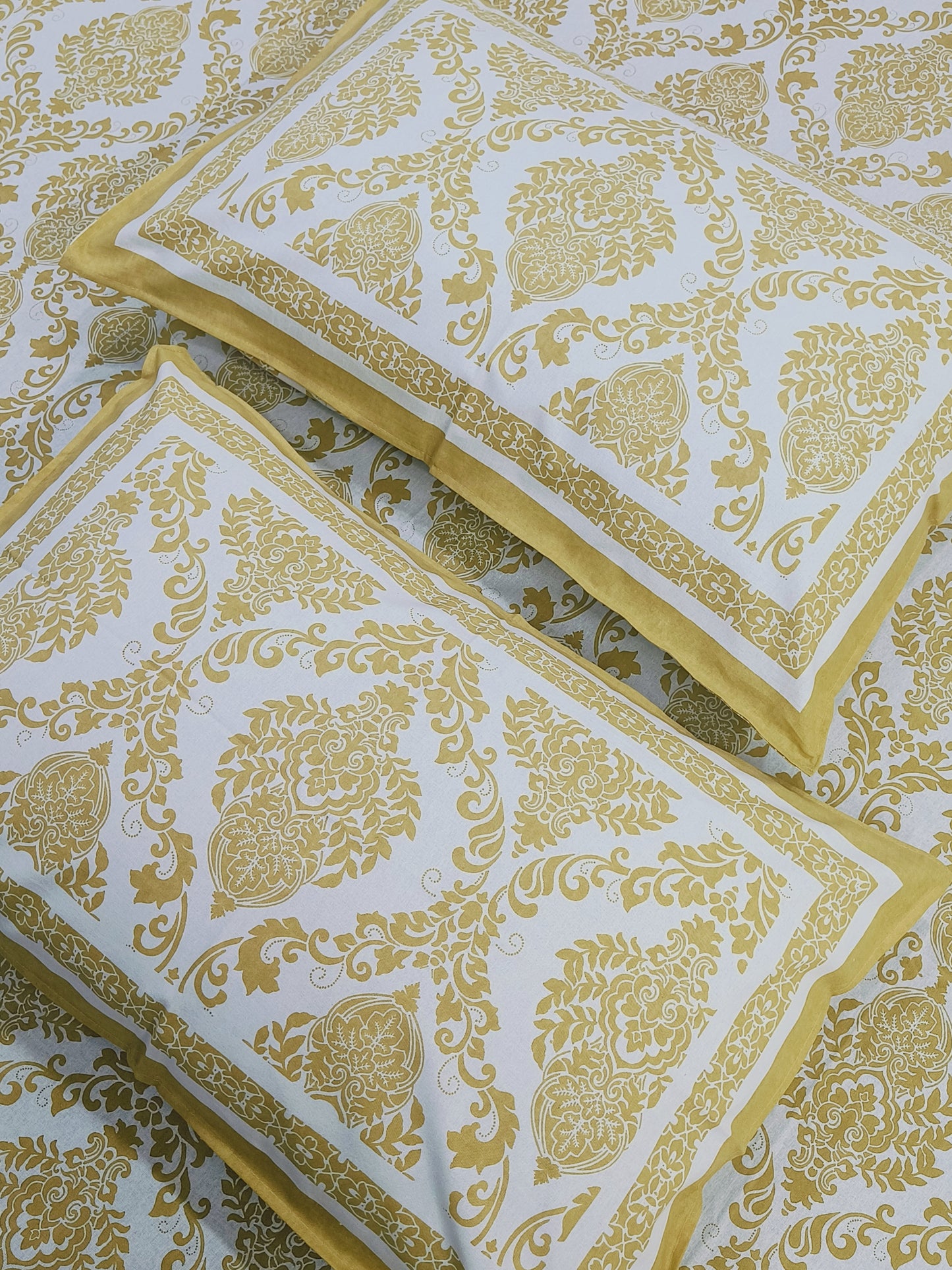 Bedsheet With King Size Pillow Cases