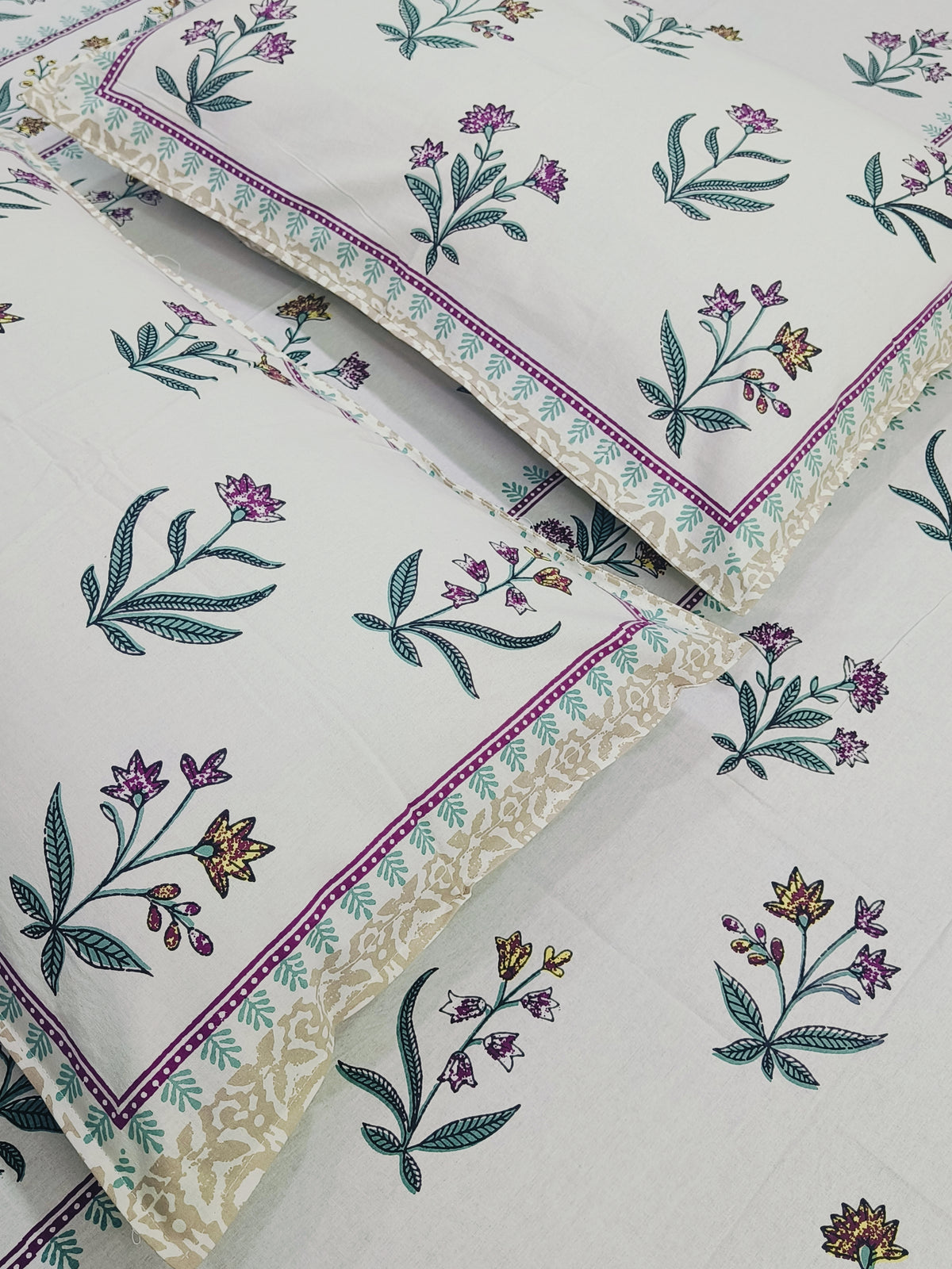 Bedsheet With King Size Pillow Cases