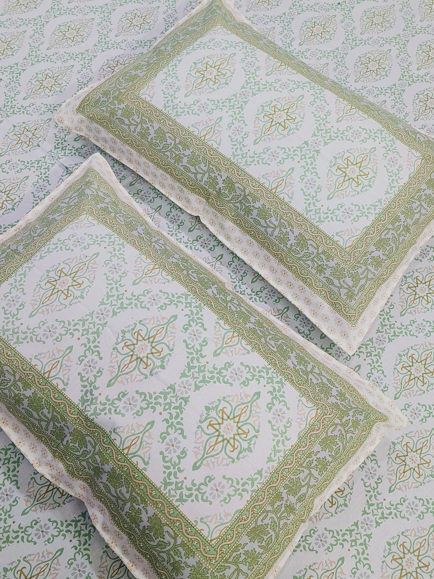 Bedsheet With King Size Pillow Cases