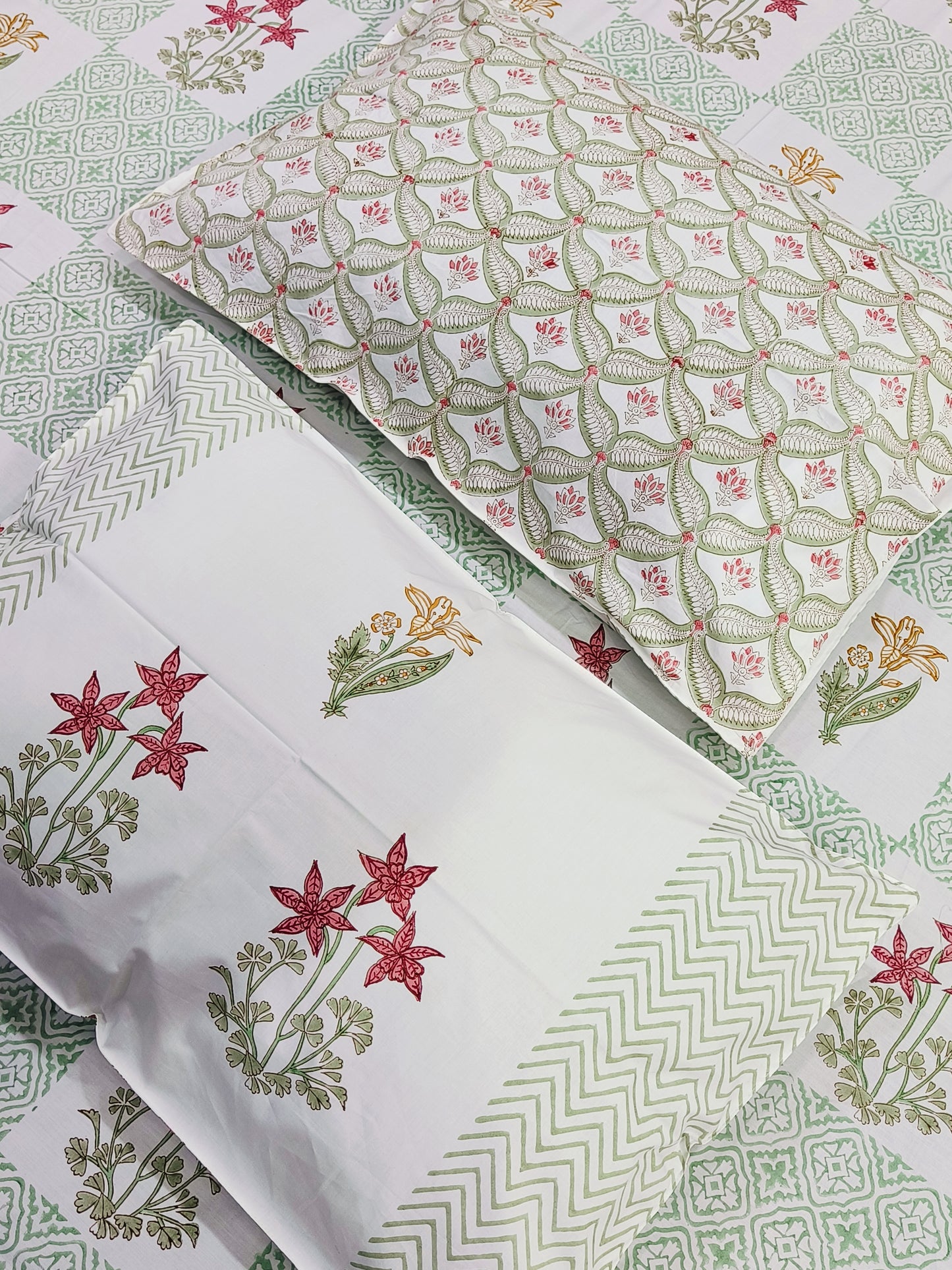 Bedsheet With King Size Pillow Cases