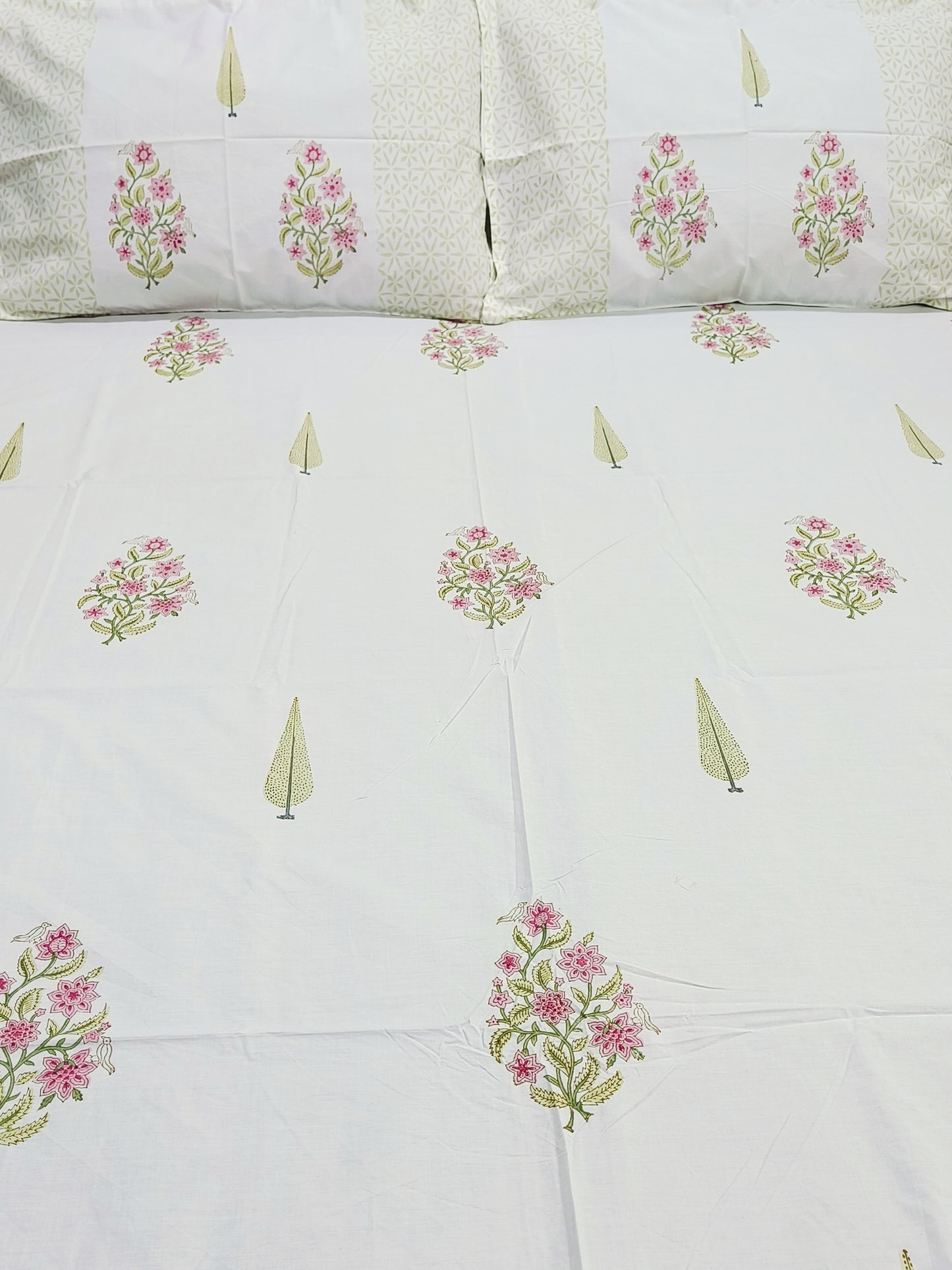 Bedsheet With King Size Pillow Cases