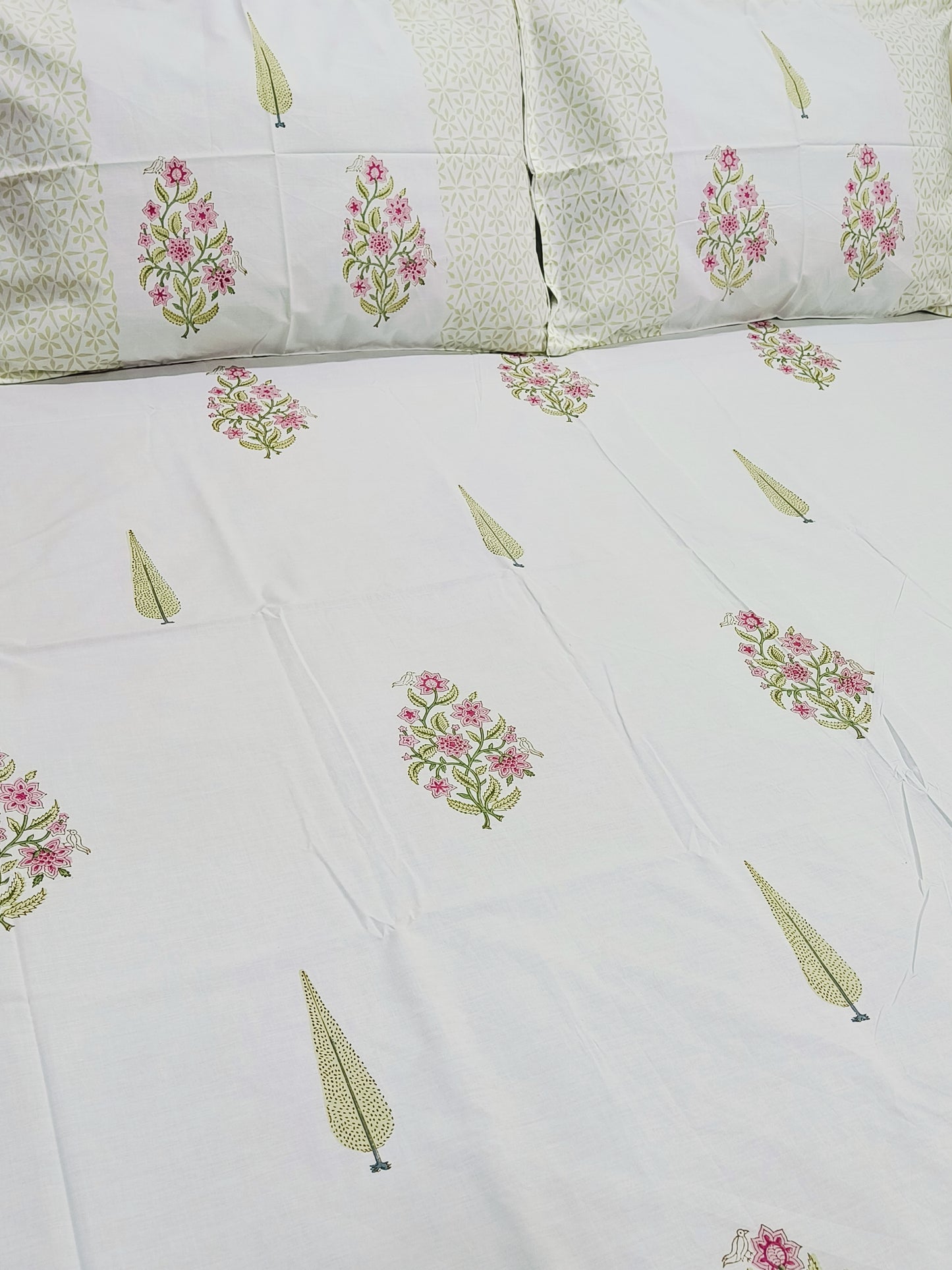 Bedsheet With King Size Pillow Cases