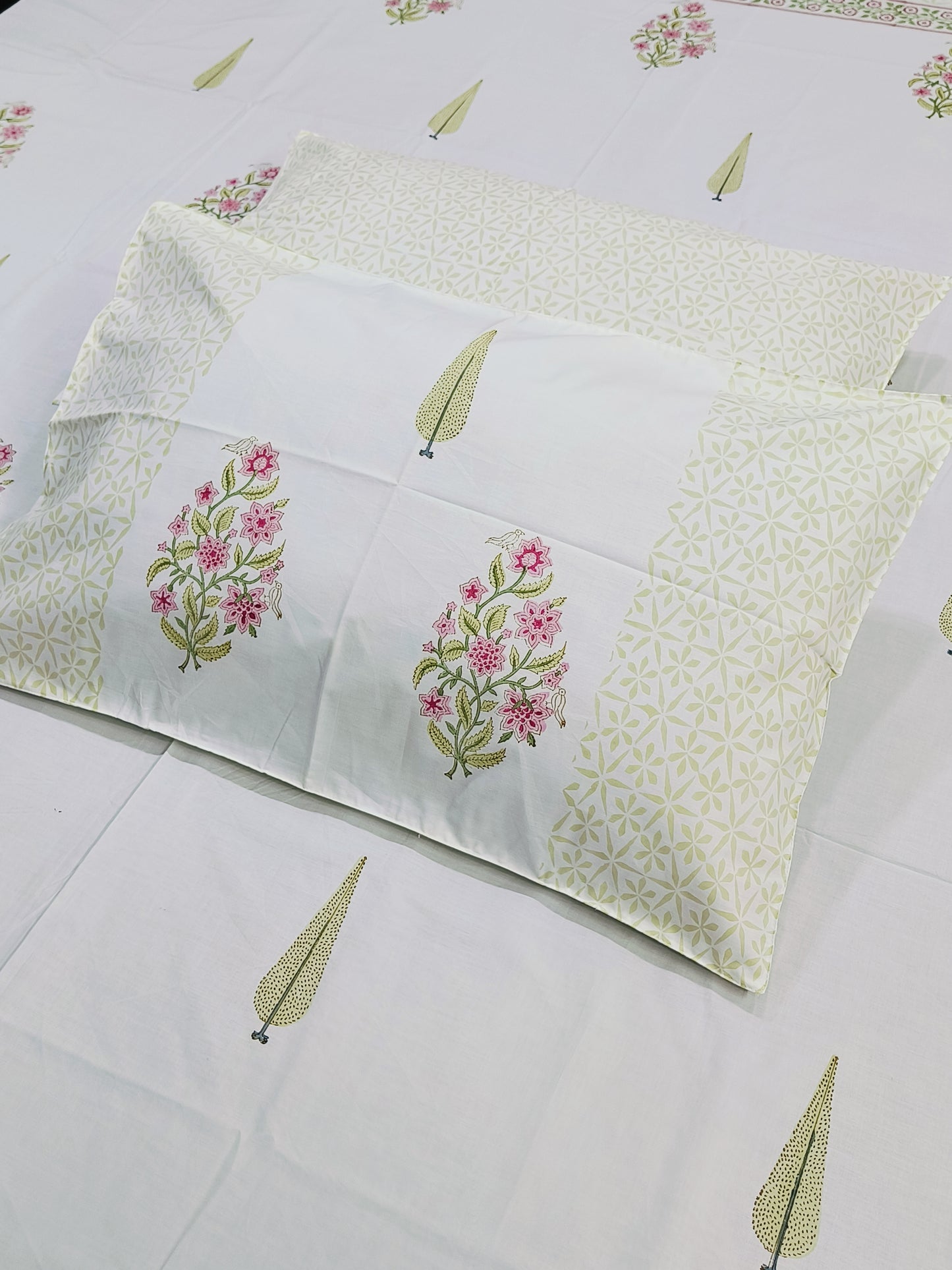 Bedsheet With King Size Pillow Cases