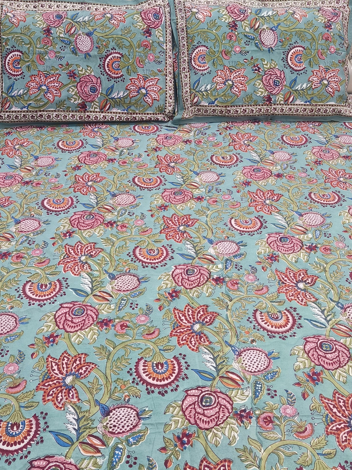 Bedsheet With King Size Pillow Cases