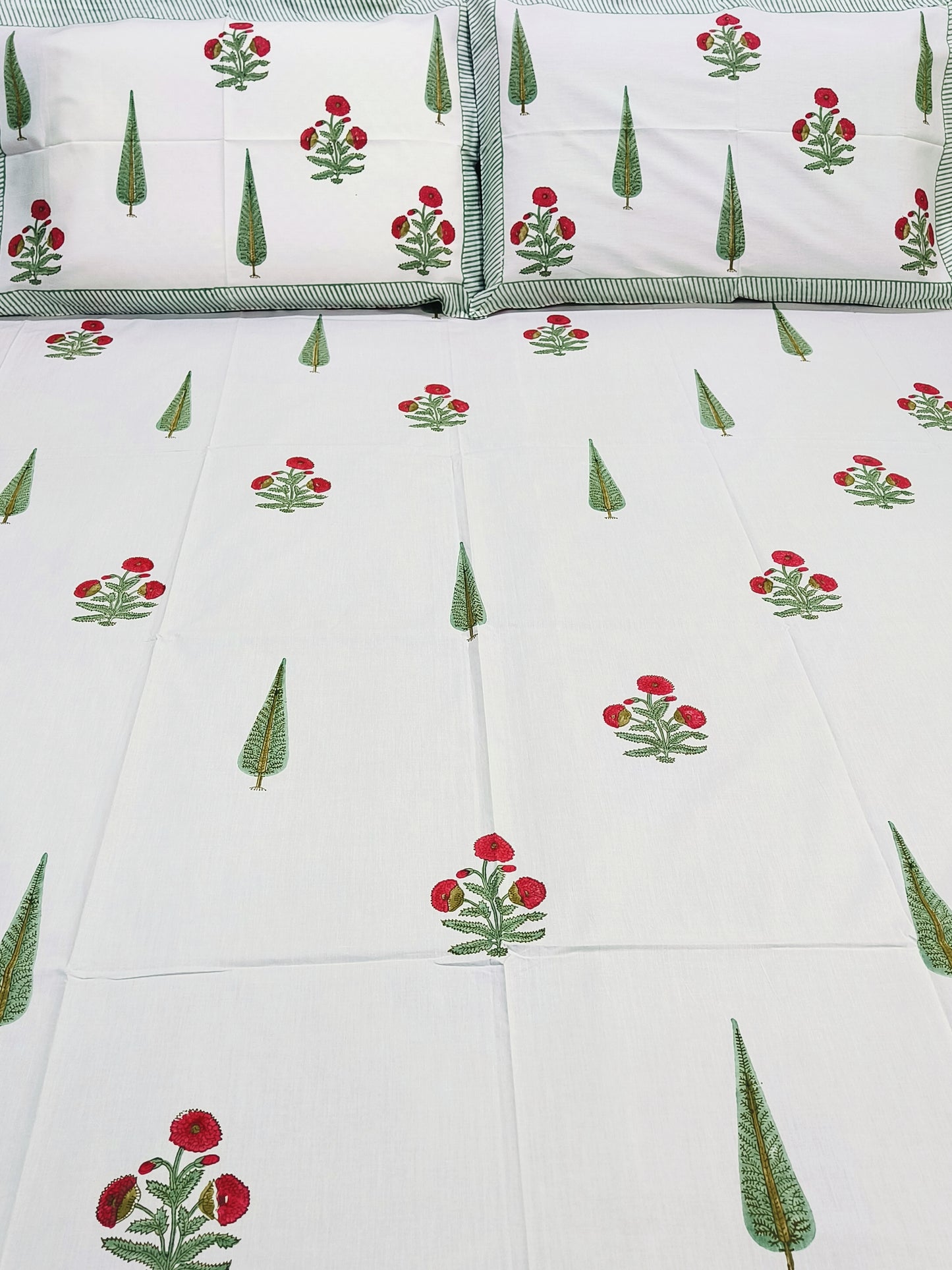 Bedsheet With King Size Pillow Cases