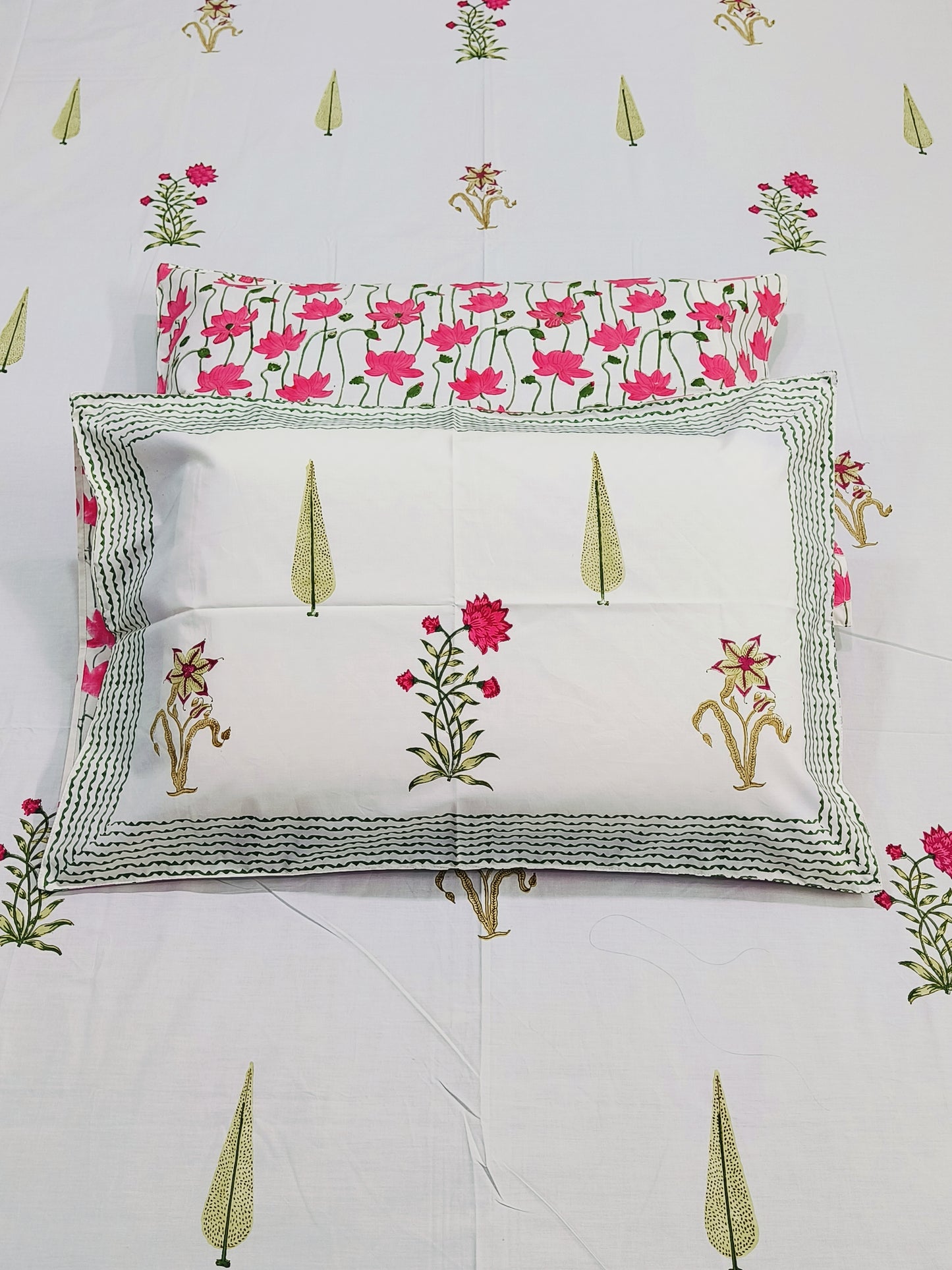 Bedsheet With King Size Pillow Cases