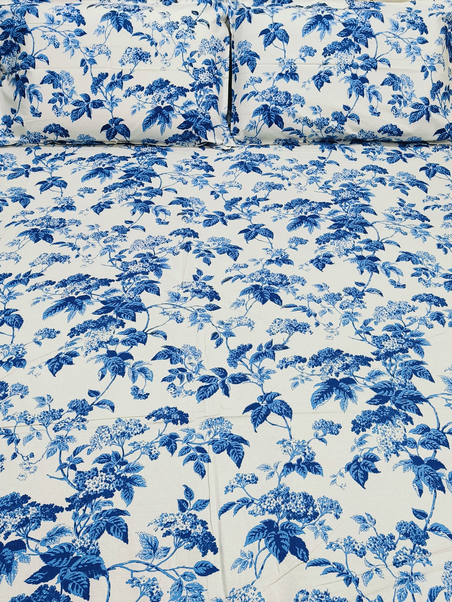 Bedsheet With King Size Pillow Cases