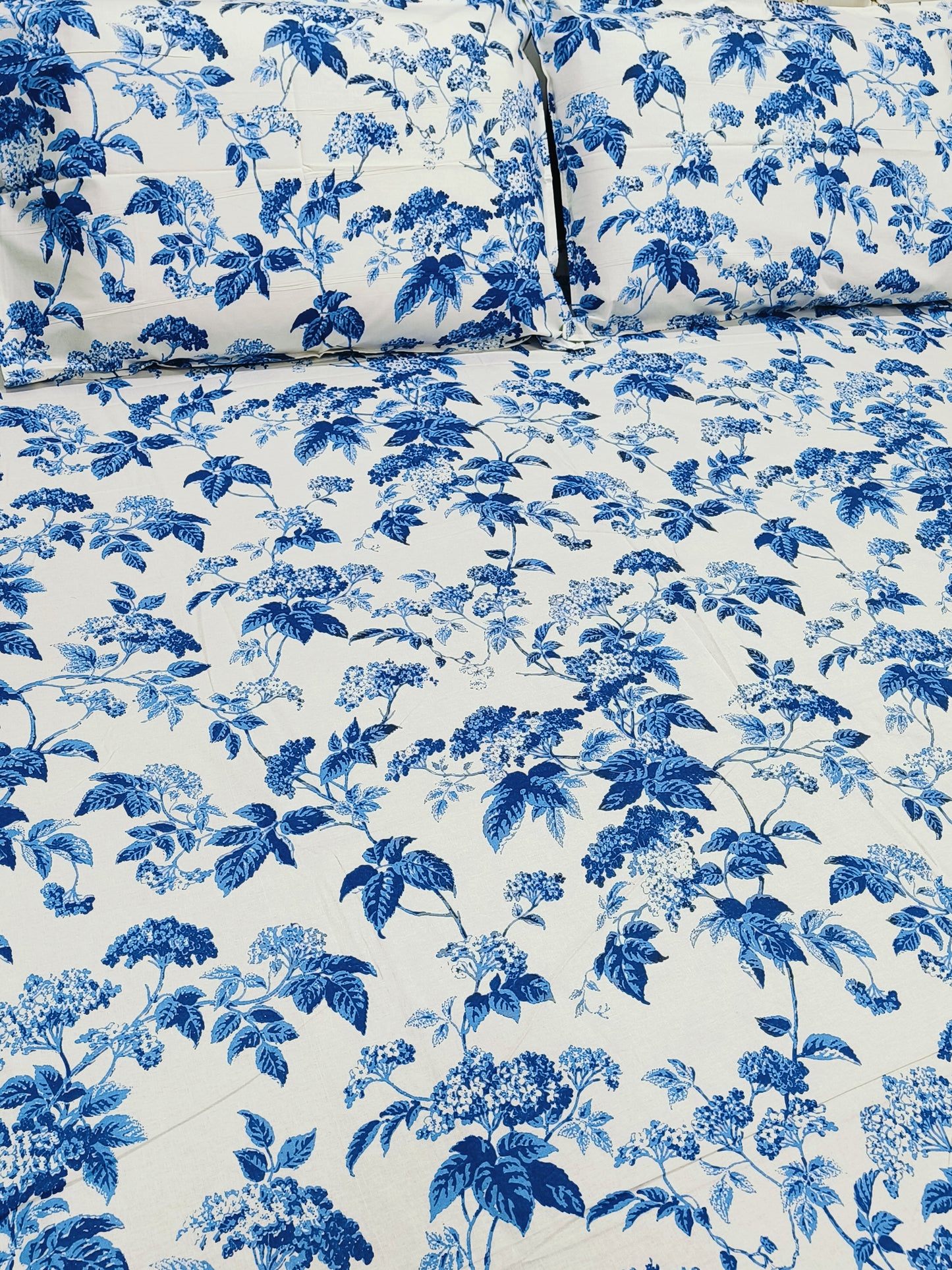 Bedsheet With King Size Pillow Cases