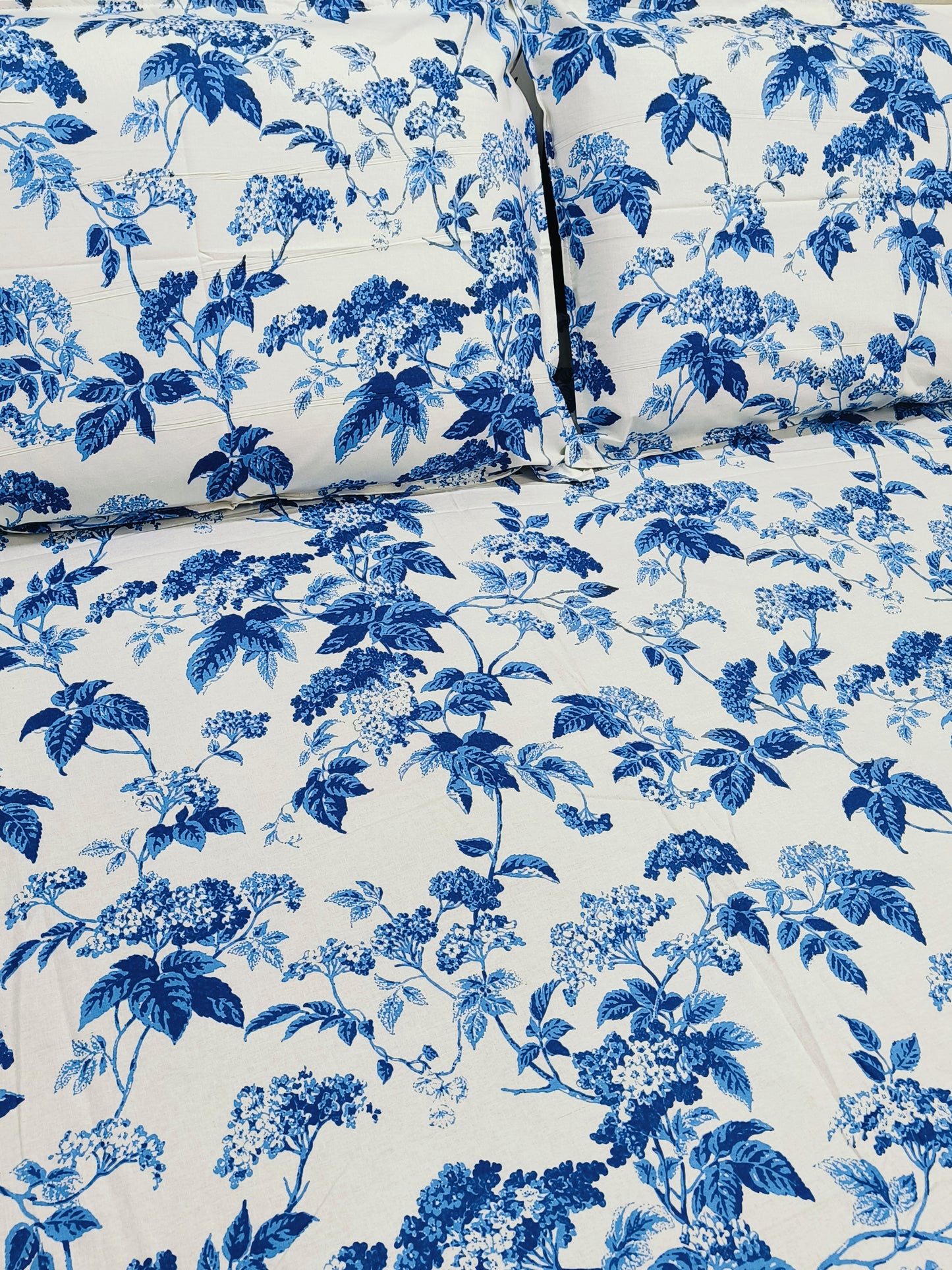 Bedsheet With King Size Pillow Cases
