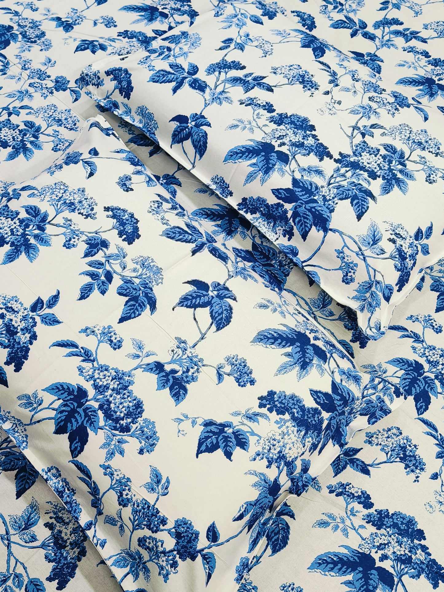 Bedsheet With King Size Pillow Cases