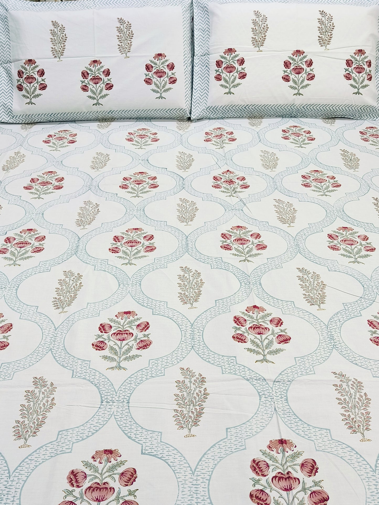 Bedsheet With King Size Pillow Cases