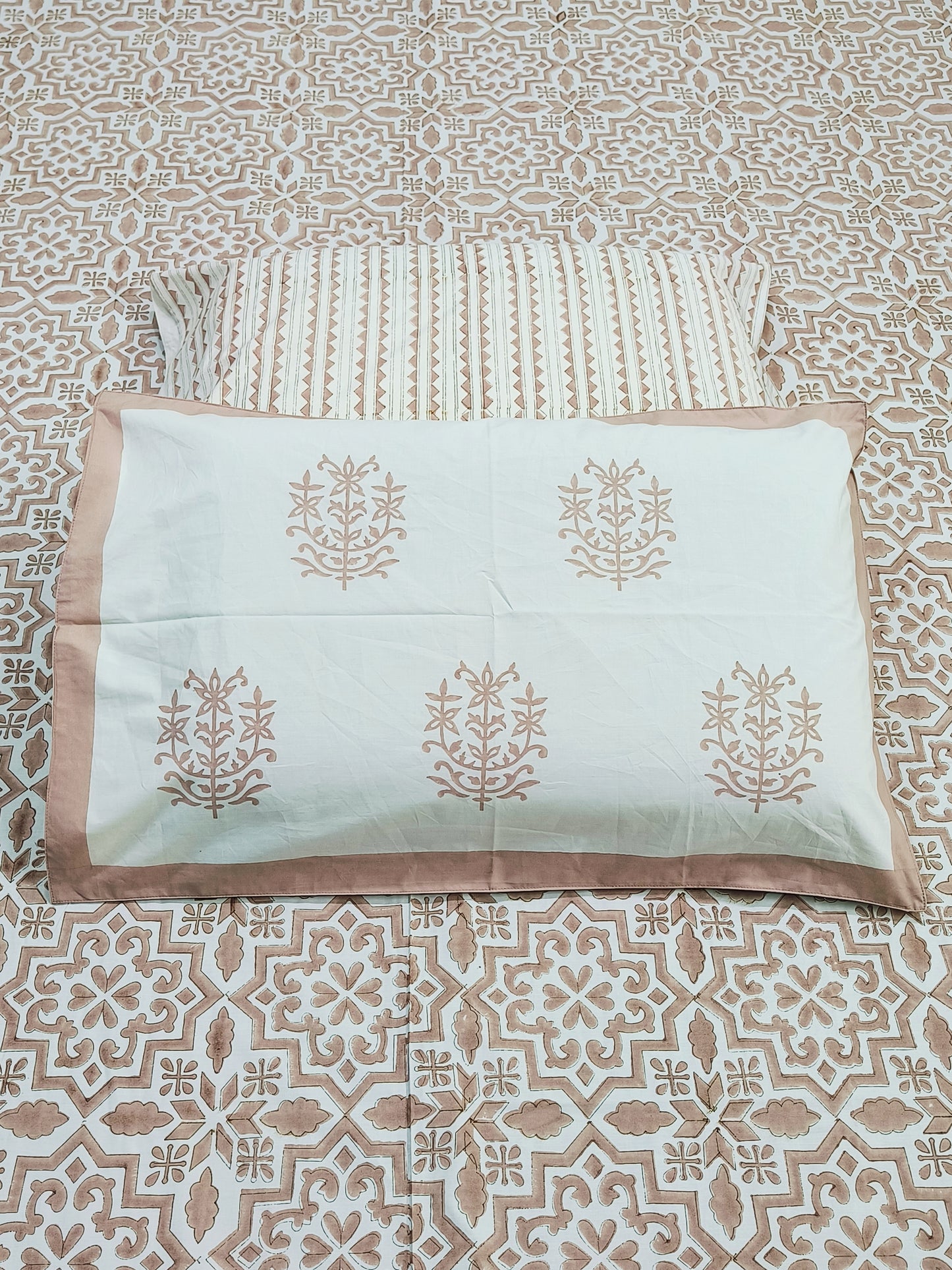 Bedsheet With King Size Pillow Cases