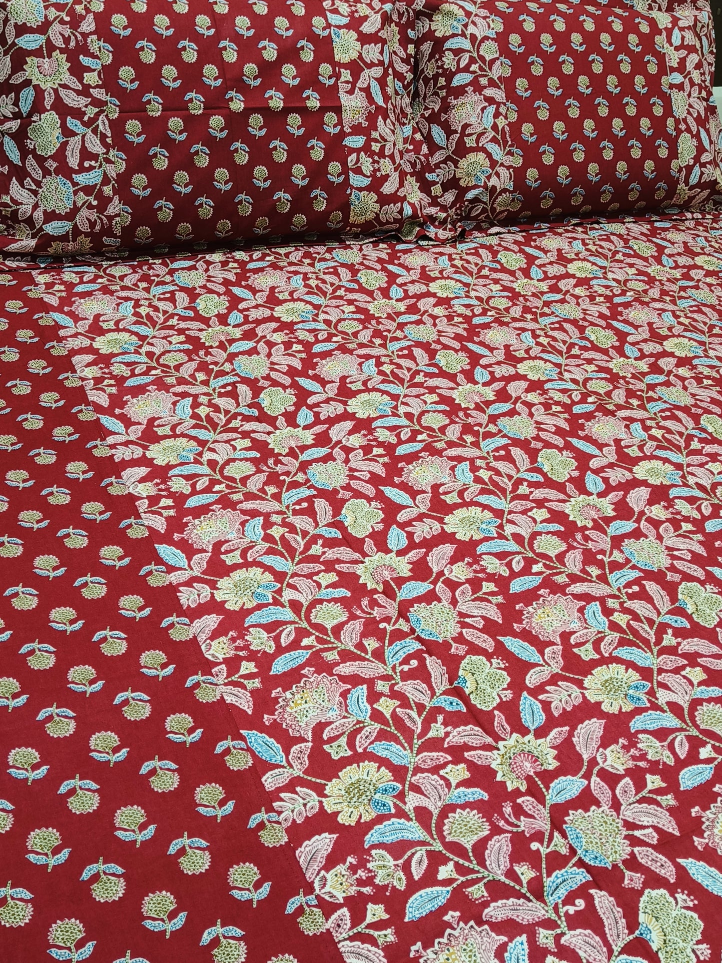 Bedsheet With King Size Pillow Cases
