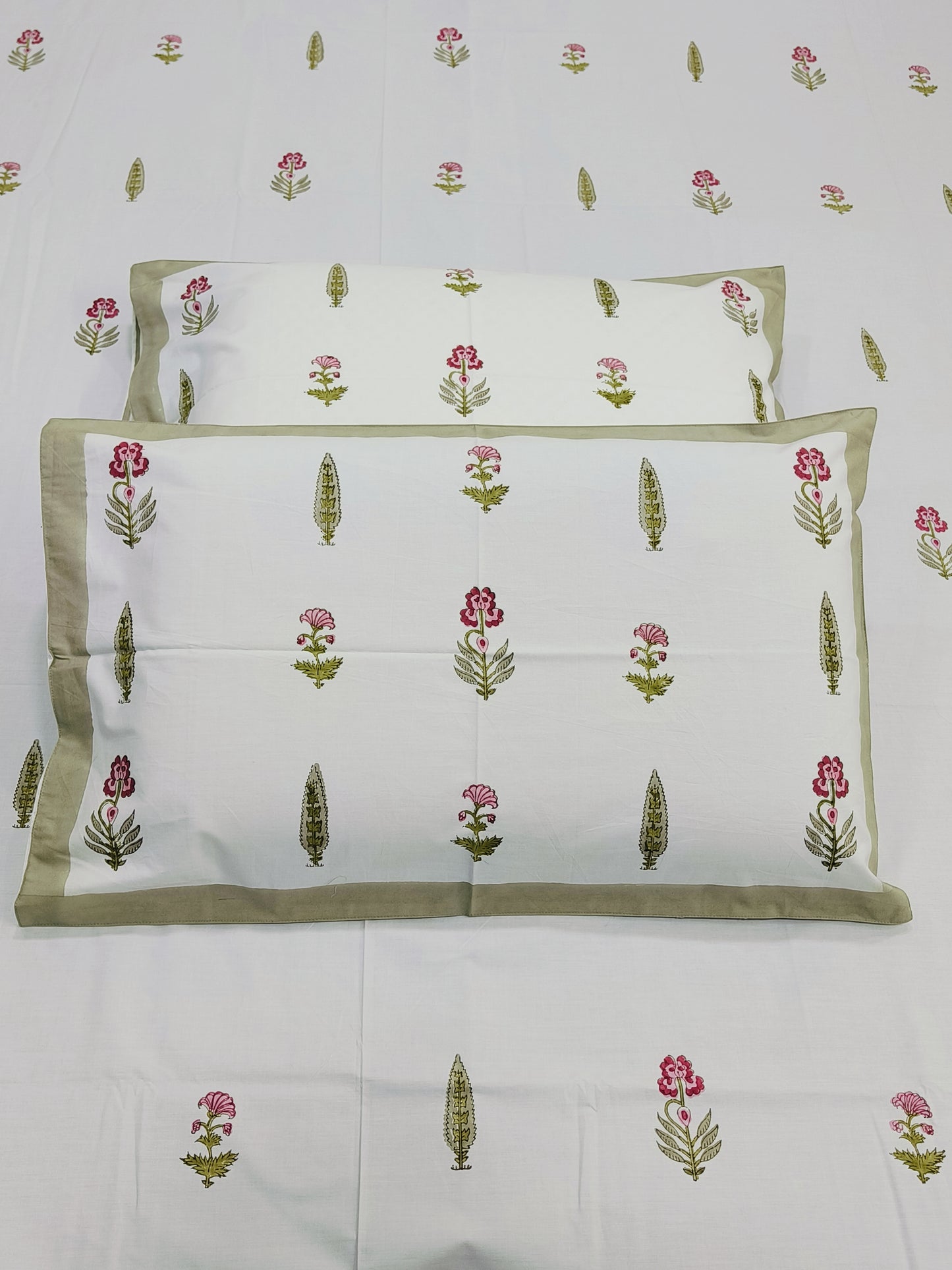 Bedsheet With King Size Pillow Cases