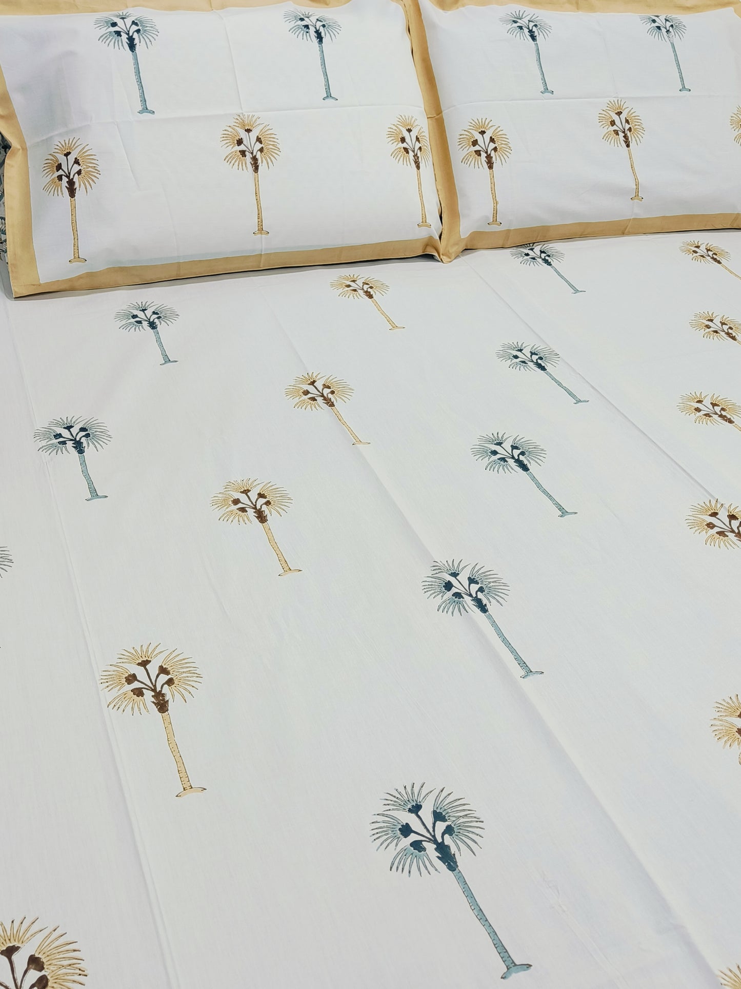 Bedsheet With King Size Pillow Cases