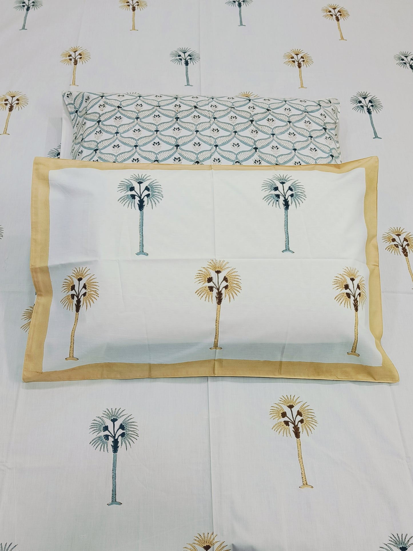 Bedsheet With King Size Pillow Cases