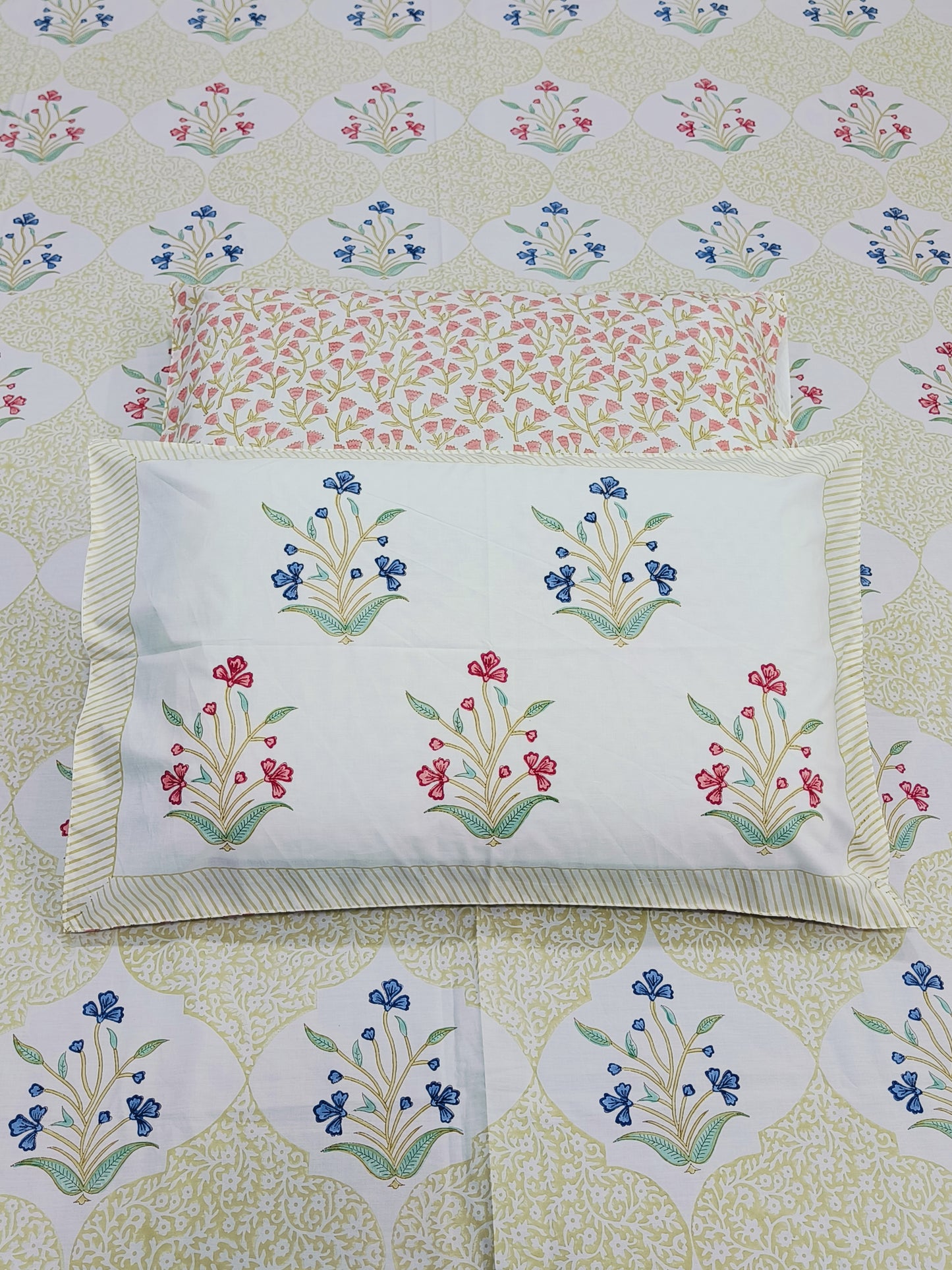 Bedsheet With King Size Pillow Cases