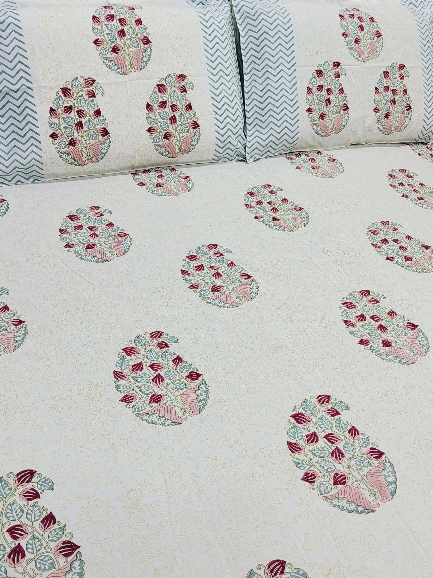 Bedsheet With King Size Pillow Cases