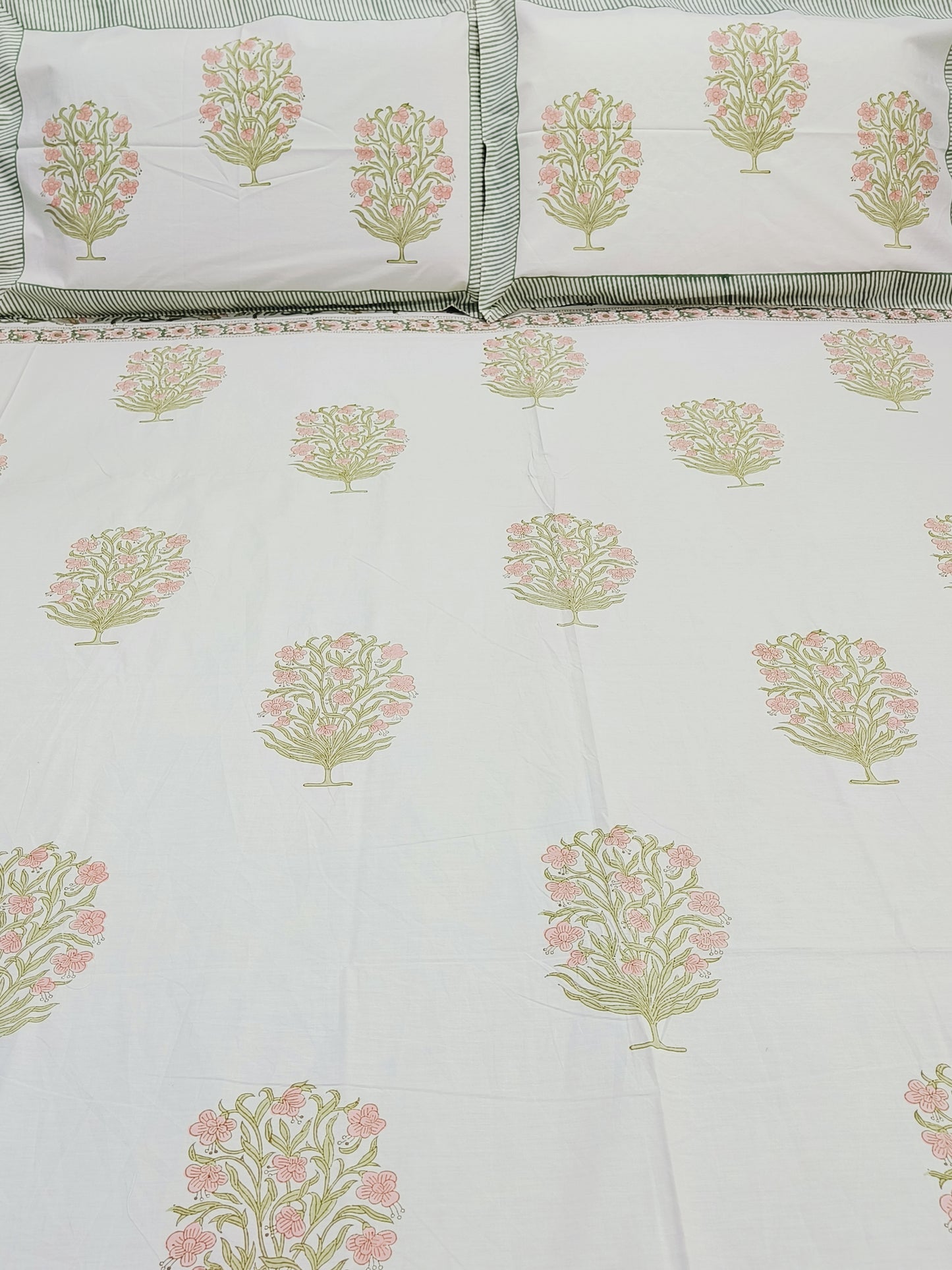 Bedsheet With King Size Pillow Cases