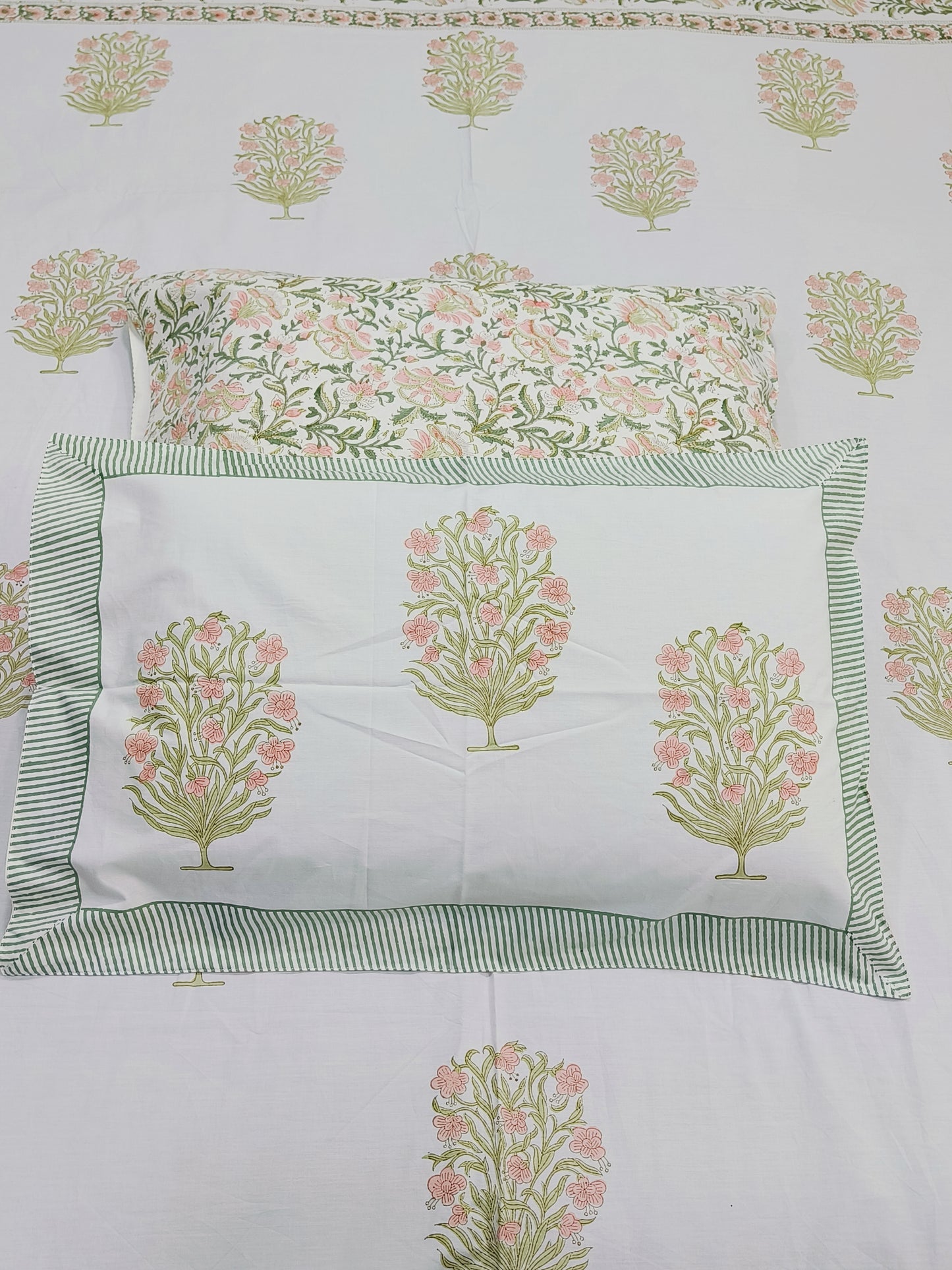 Bedsheet With King Size Pillow Cases