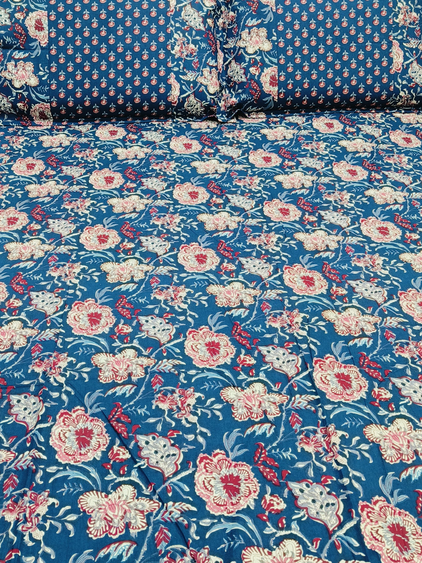 Bedsheet With King Size Pillow Cases