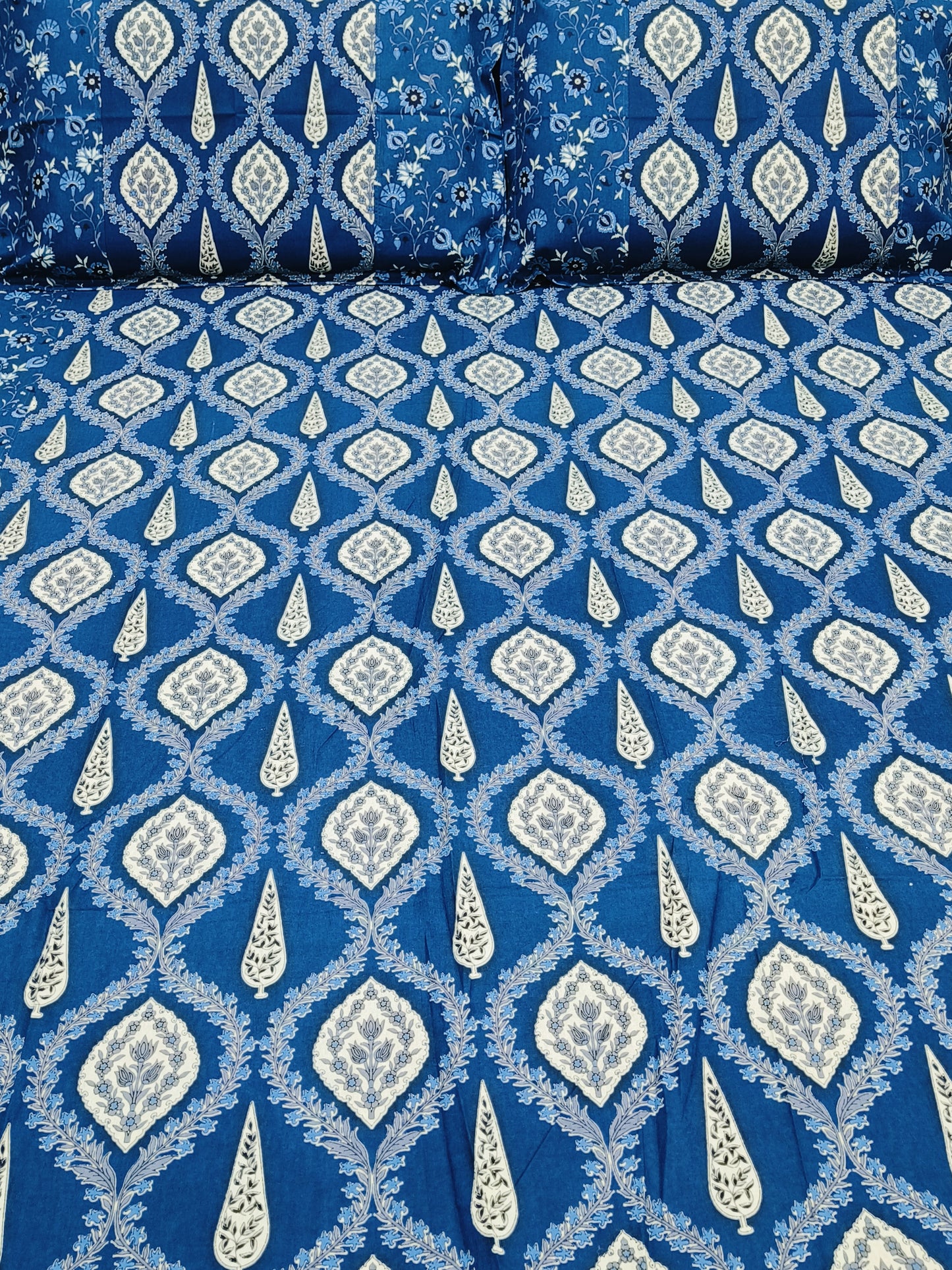 Bedsheet With King Size Pillow Cases