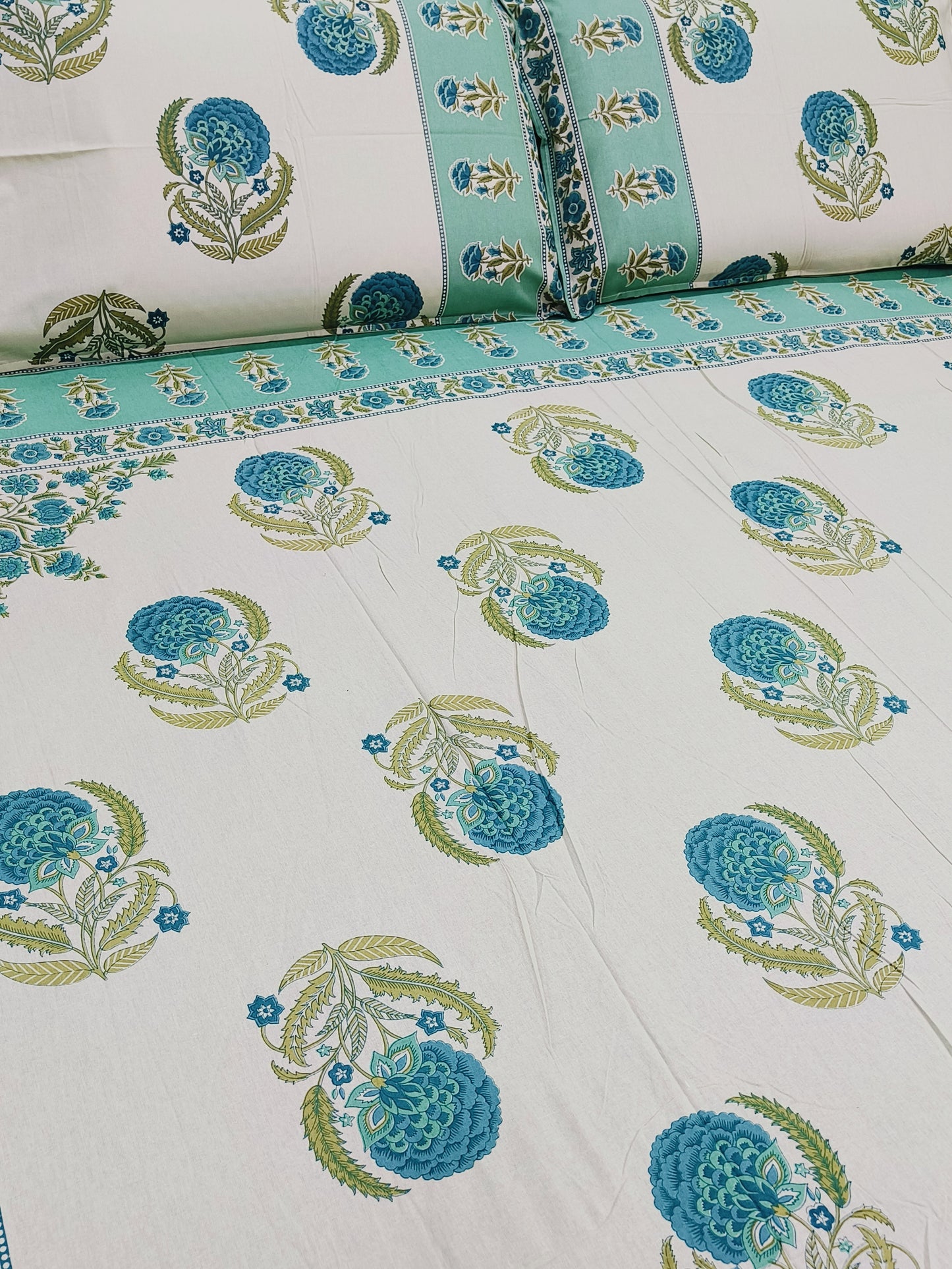 Bedsheet With King Size Pillow Cases
