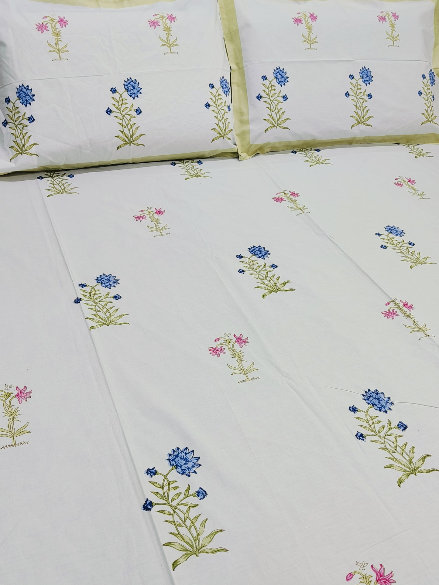 Bedsheet With King Size Pillow Cases