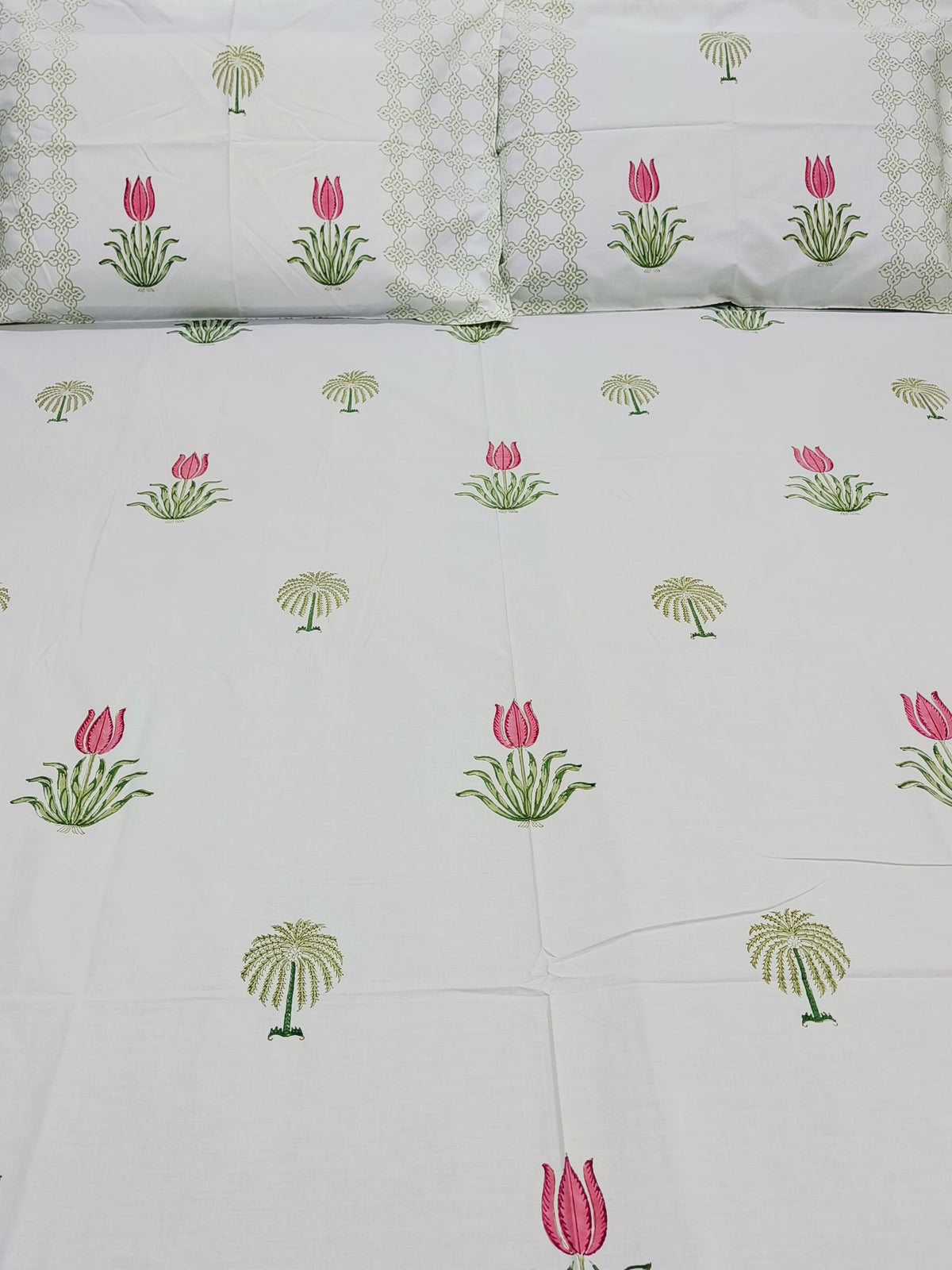 Bedsheet With King Size Pillow Cases