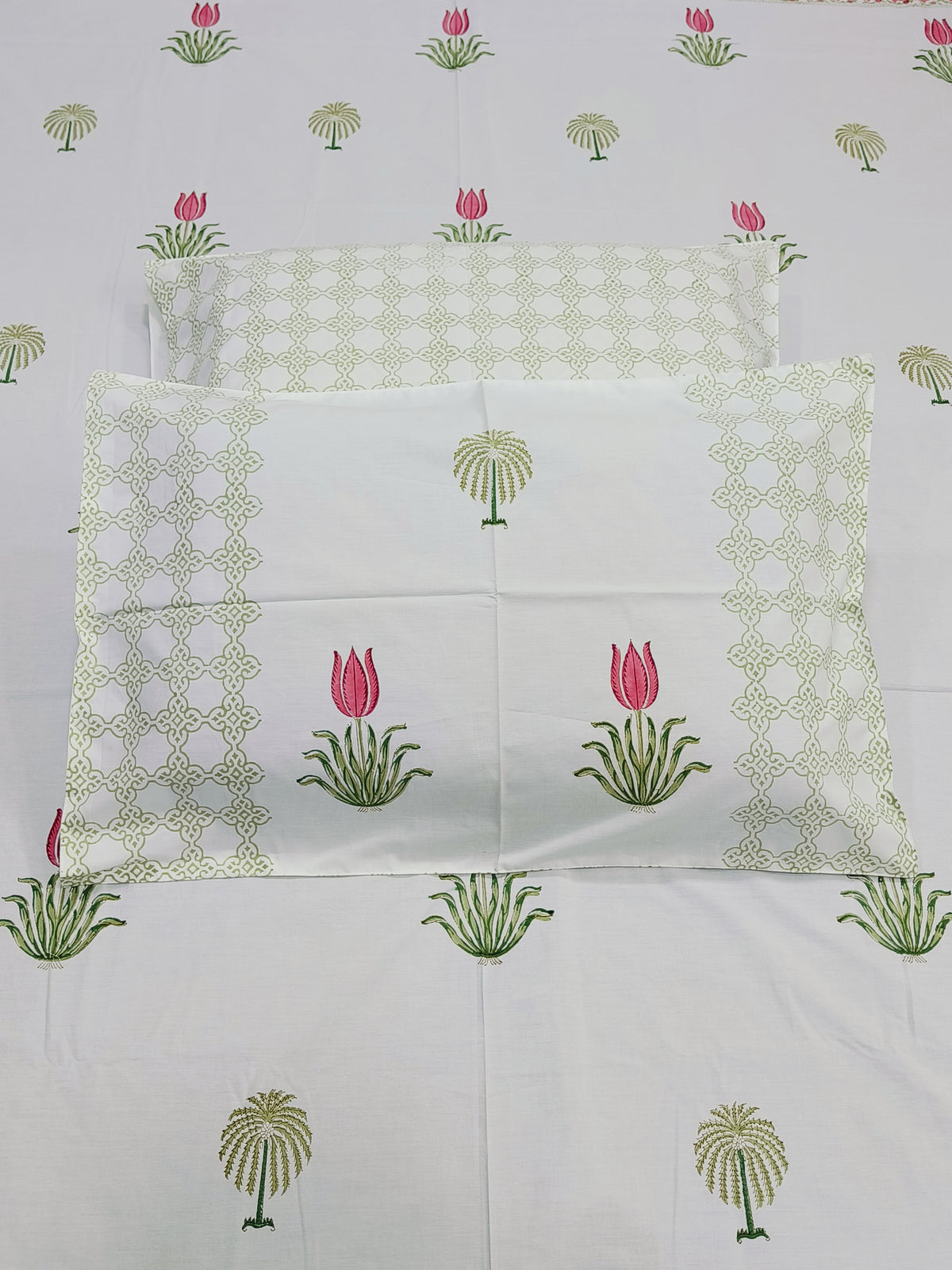 Bedsheet With King Size Pillow Cases