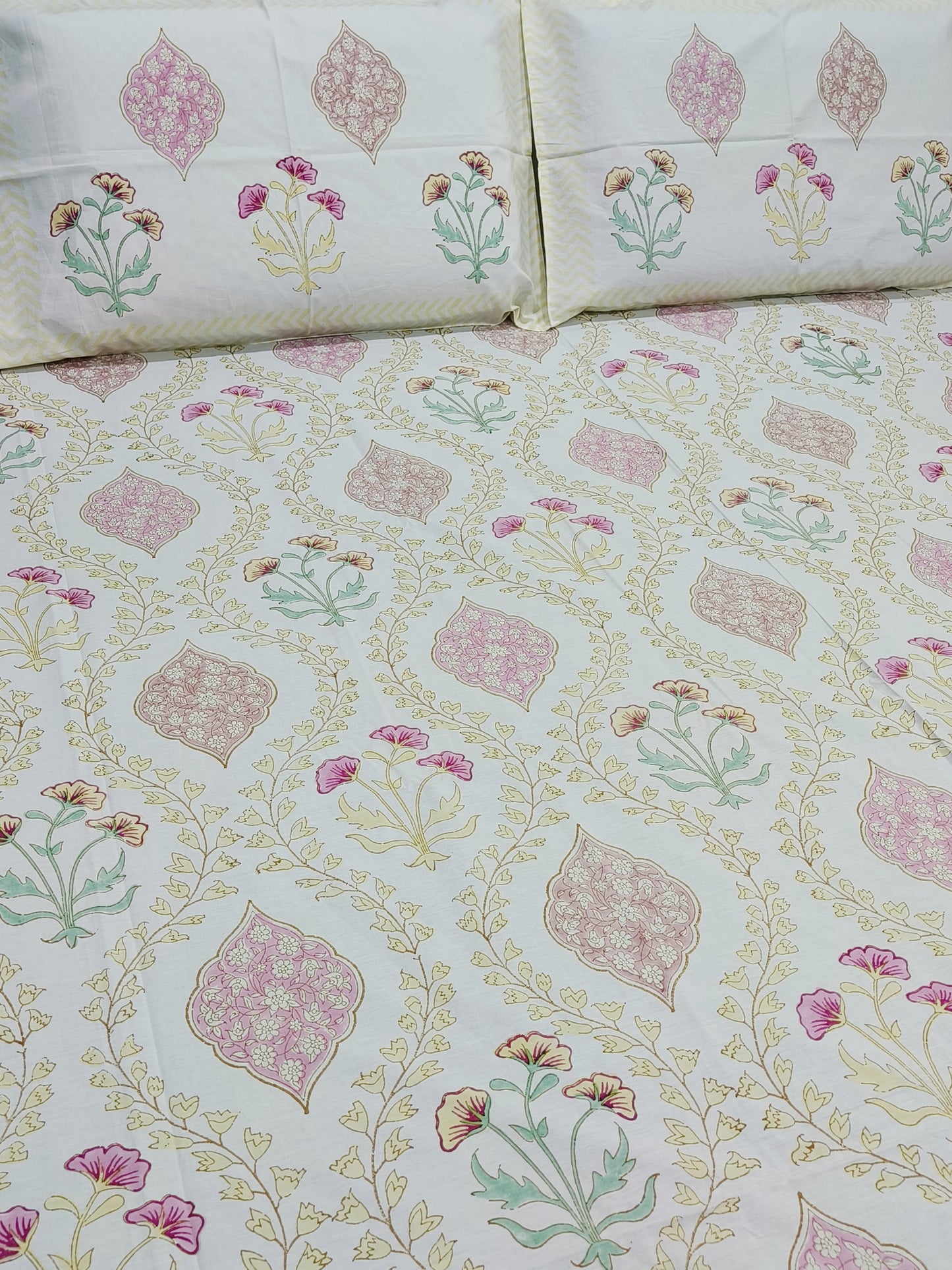 Bedsheet With King Size Pillow Cases