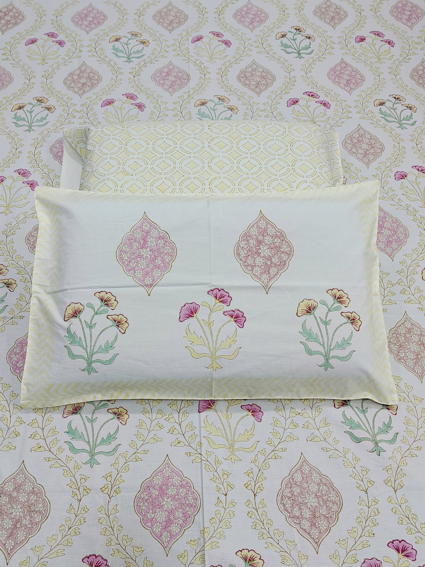 Bedsheet With King Size Pillow Cases