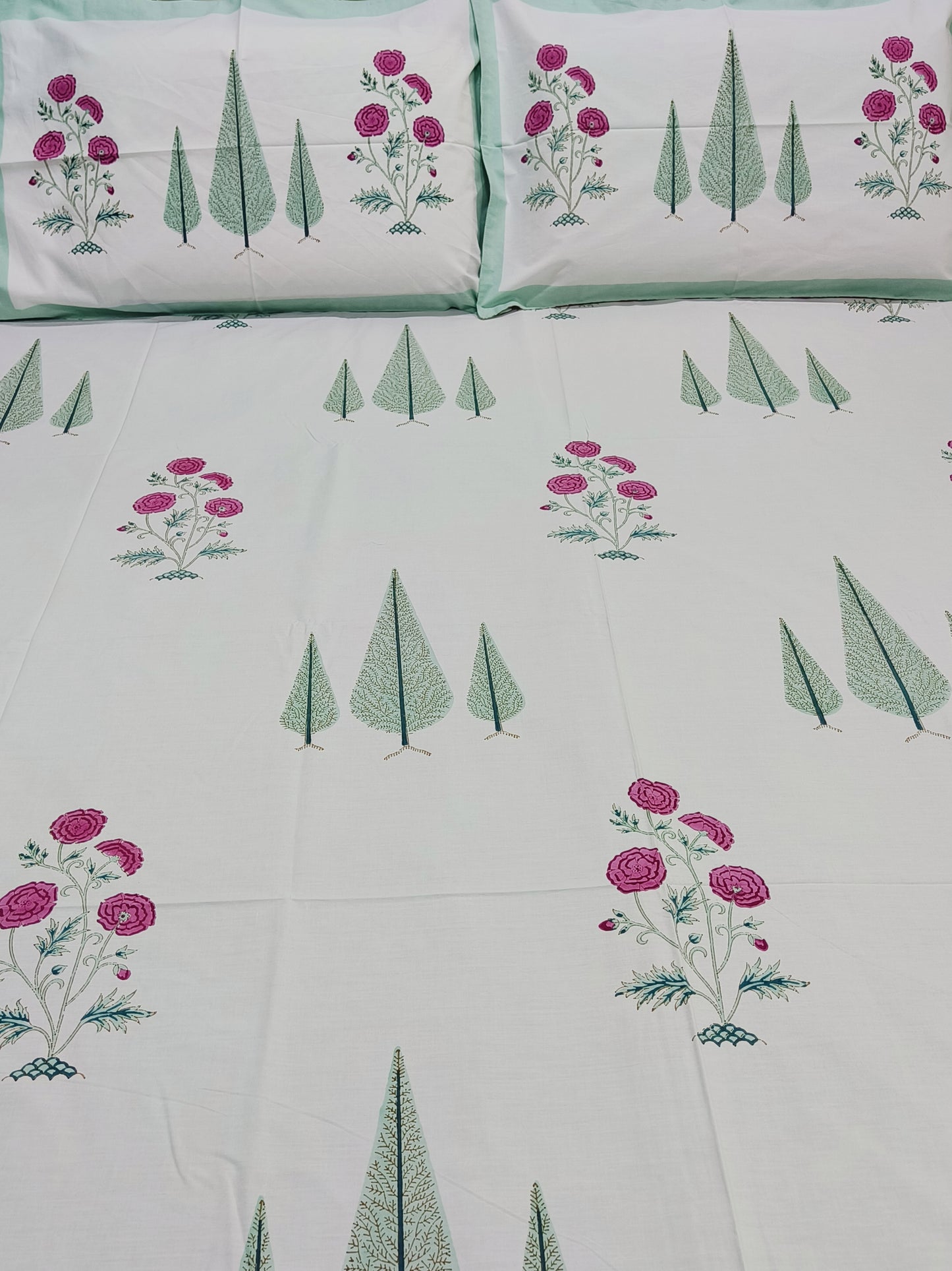 Bedsheet With King Size Pillow Cases