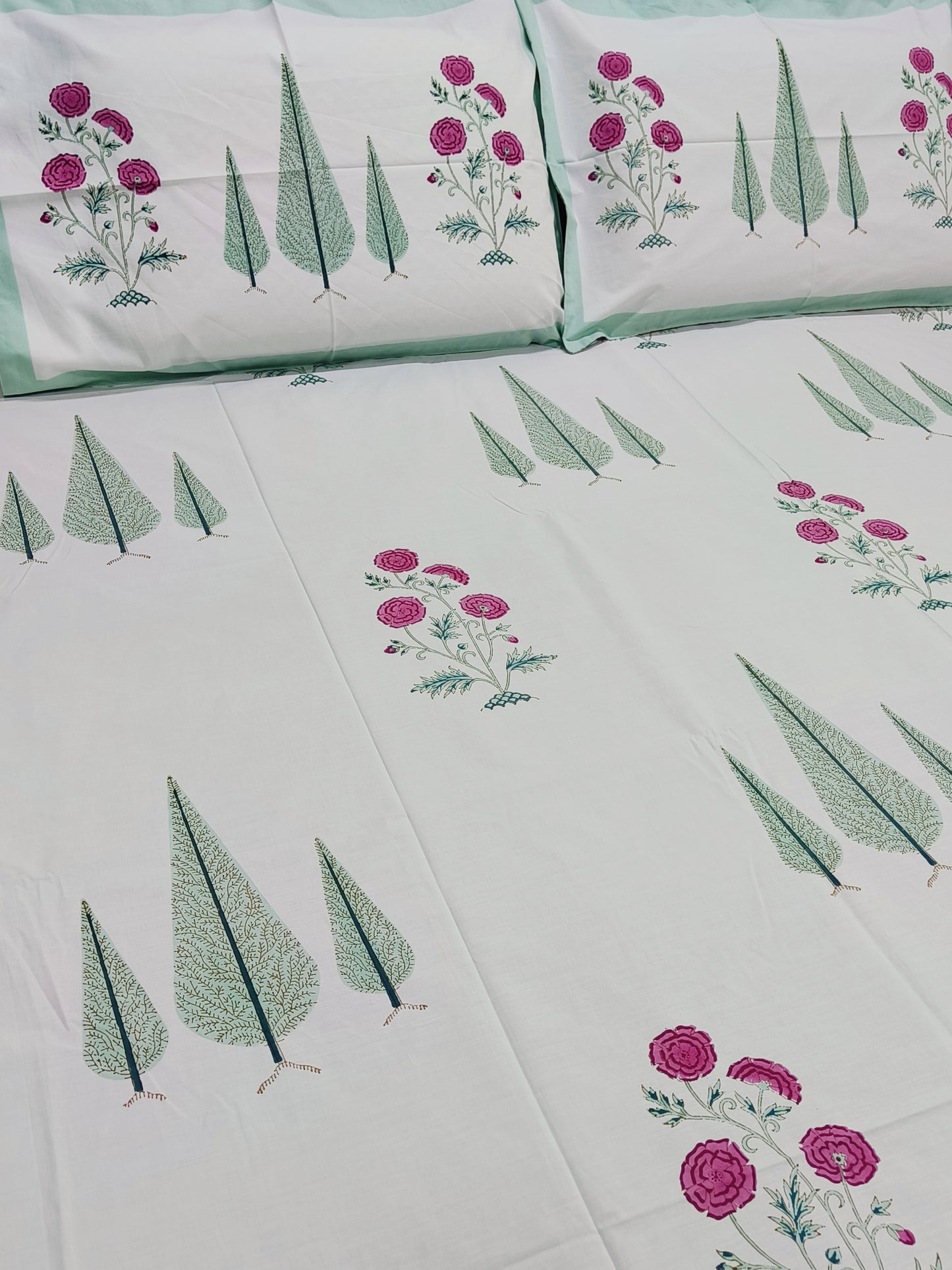 Bedsheet With King Size Pillow Cases
