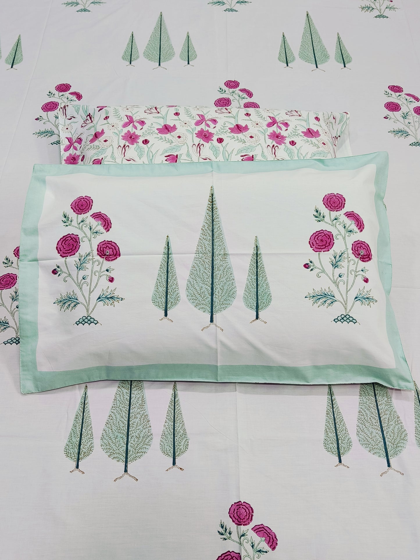 Bedsheet With King Size Pillow Cases