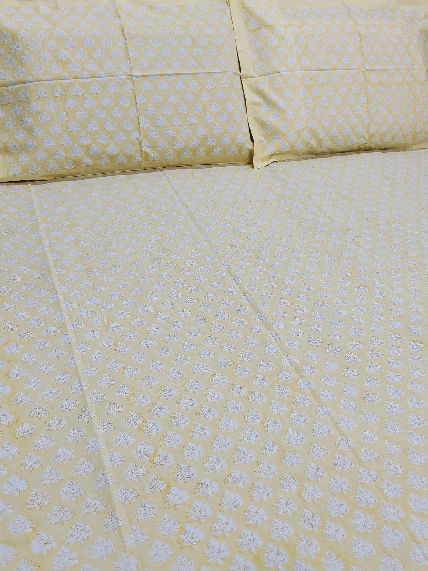 Bedsheet With King Size Pillow Cases