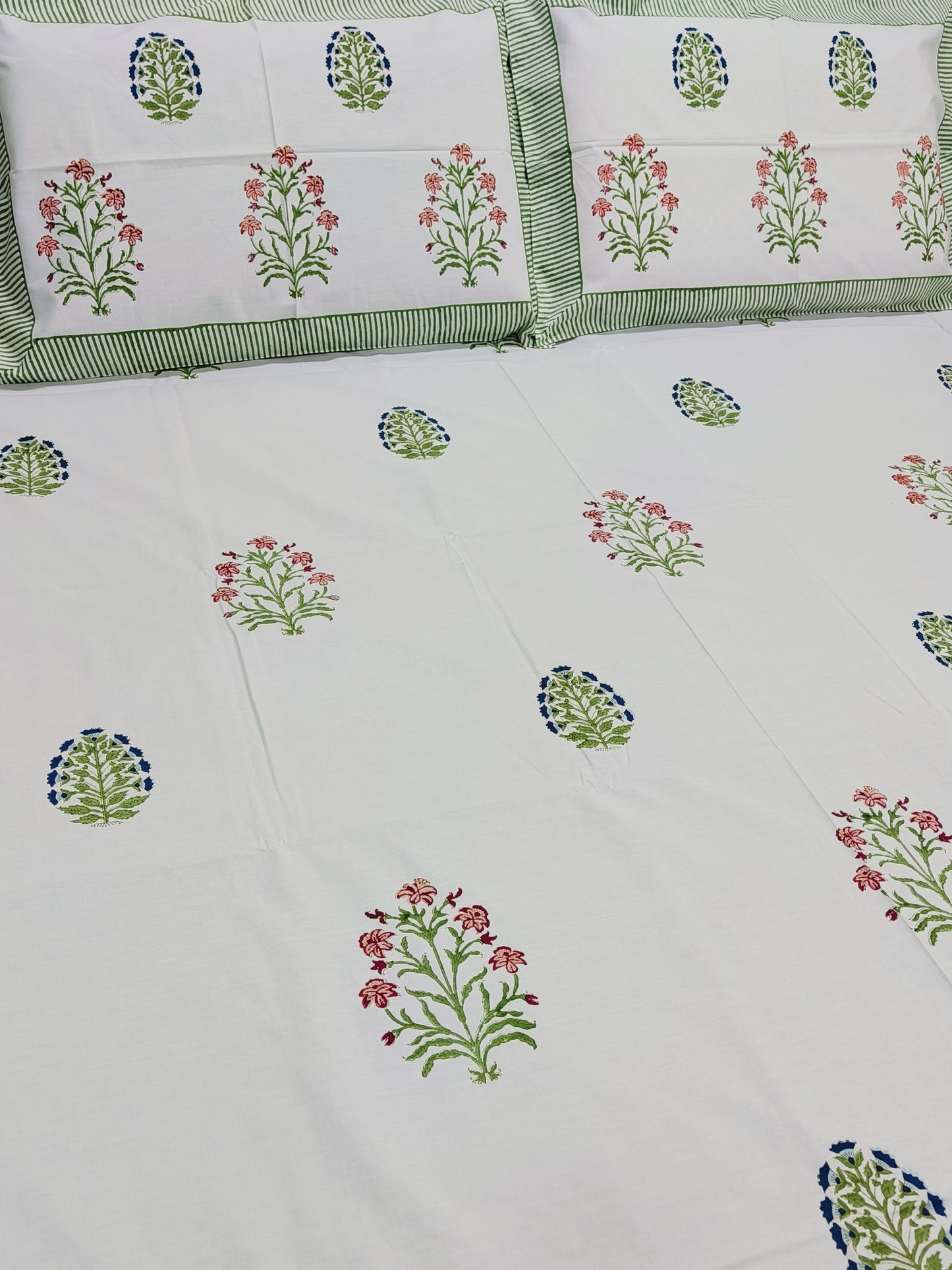 Bedsheet With King Size Pillow Cases