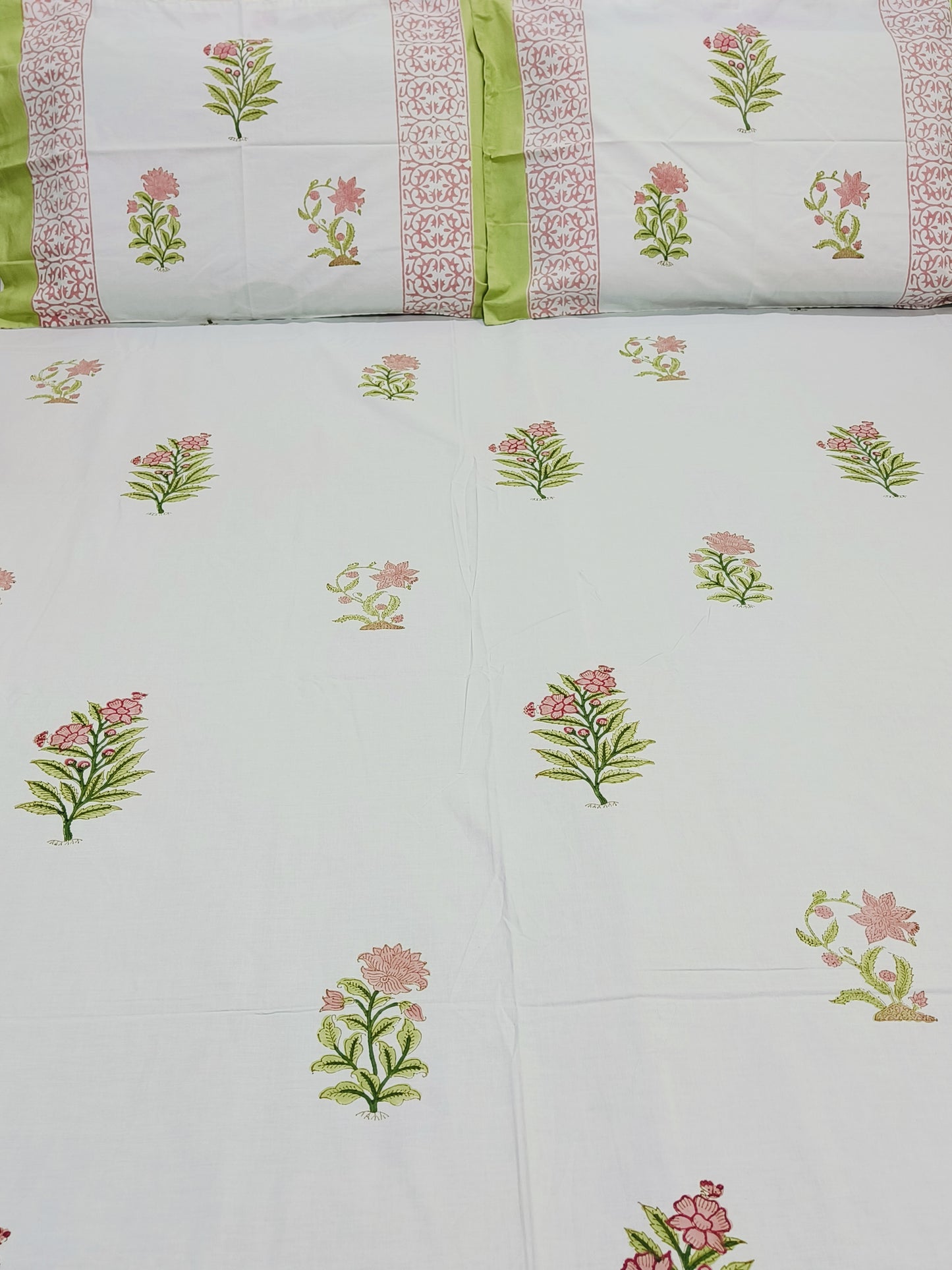 Bedsheet With King Size Pillow Cases